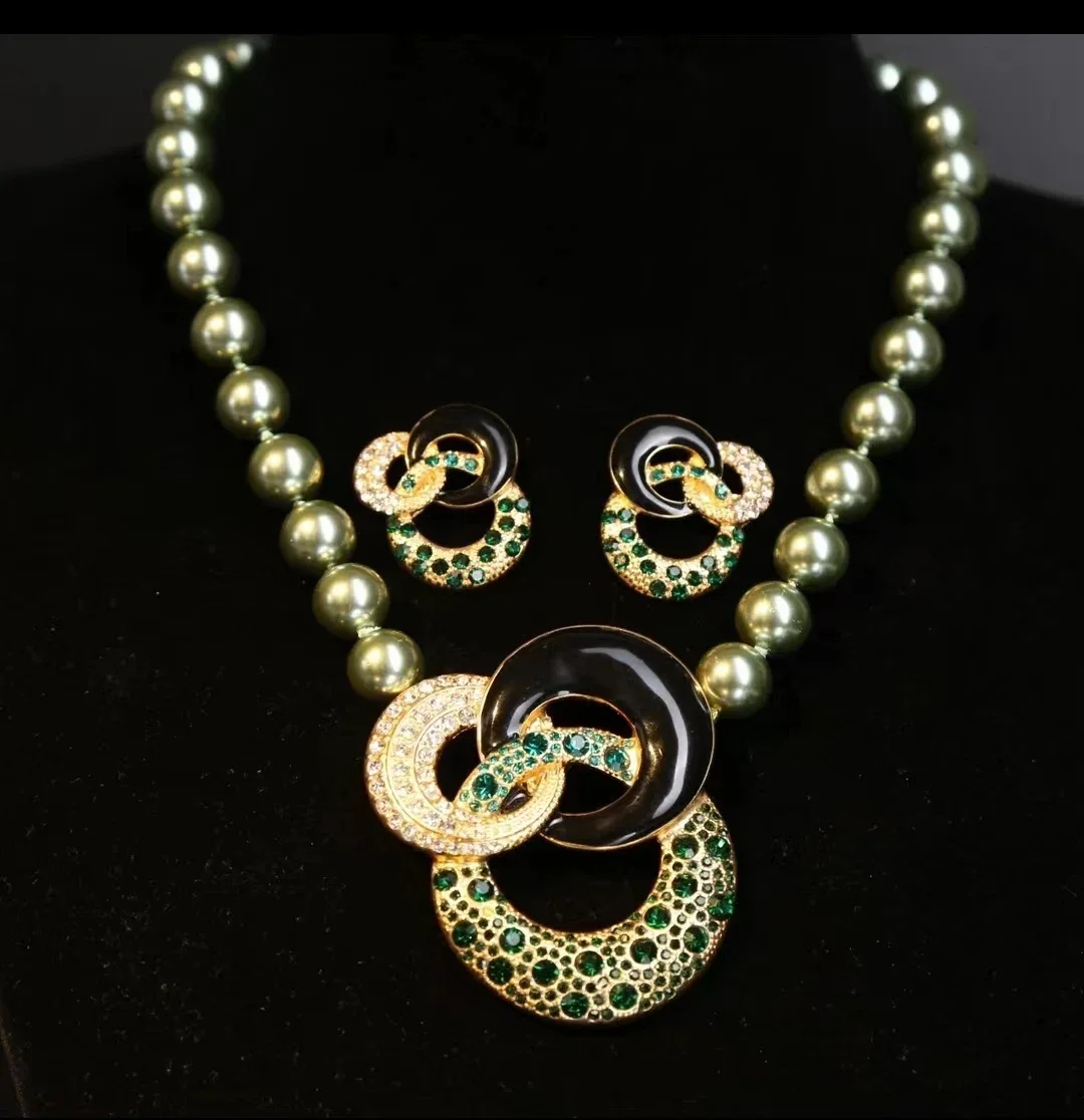 Elegant and Exaggerated French Vintage Jewelry Set - Gold Plated with Copper & Diamond Wind Glass Chain
Elegant and Exaggerated French Vintage Jewelry Set - Gold Plated with Copper & Diamond Wind Glass Chain