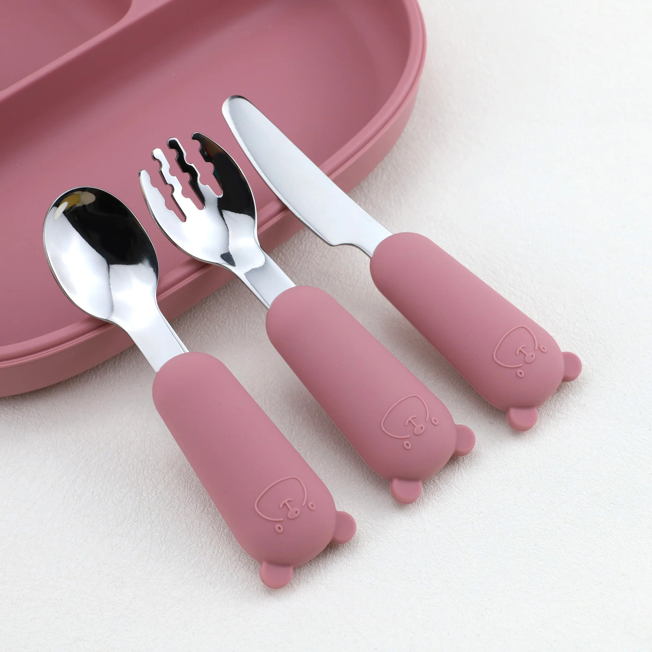 Новый мультяшный медведь, ложка, вилка, нож, набор из 3 предметов, силиконовый набор посуды
Новый мультяшный медведь, ложка, вилка, нож, набор из 3 предметов, силиконовый набор посуды