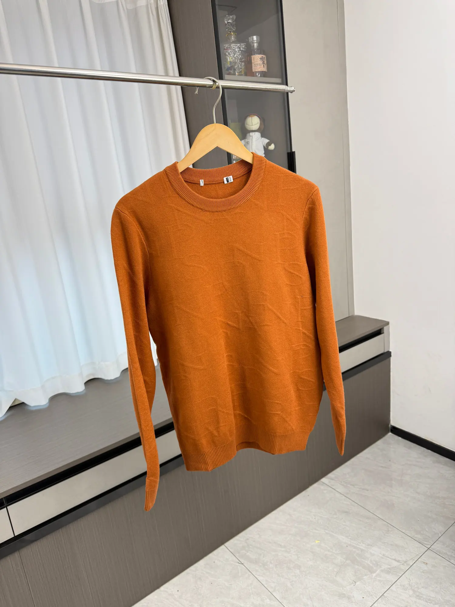 Теплый мягкий мужской вязаный свитер с круглым вырезом и вышивкой букв, осенне-зимний, универсальный, удобный, дышащий, свободного кроя, трикотаж.
Теплый мягкий мужской вязаный свитер с круглым вырезом и вышивкой букв, осенне-зимний, универсальный, удобный, дышащий, свободного кроя, трикотаж.