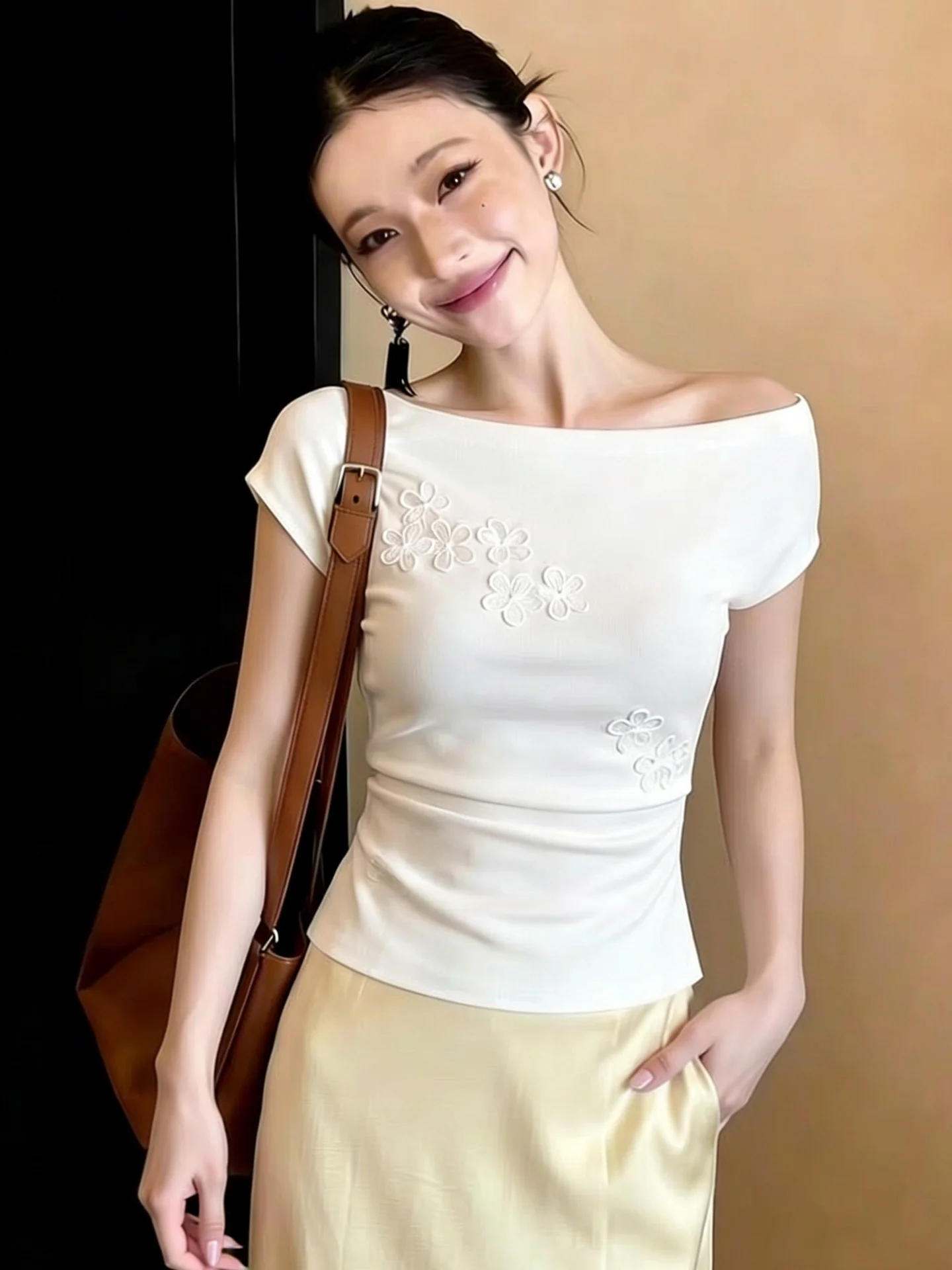 Elegant Embroidered Short Sleeve Crew Neck Top Fashionable Versatile Base Layer Shirt Straight Cut Korean Style Commute Wind
Elegant Embroidered Short Sleeve Crew Neck Top Fashionable Versatile Base Layer Shirt Straight Cut Korean Style Commute Wind