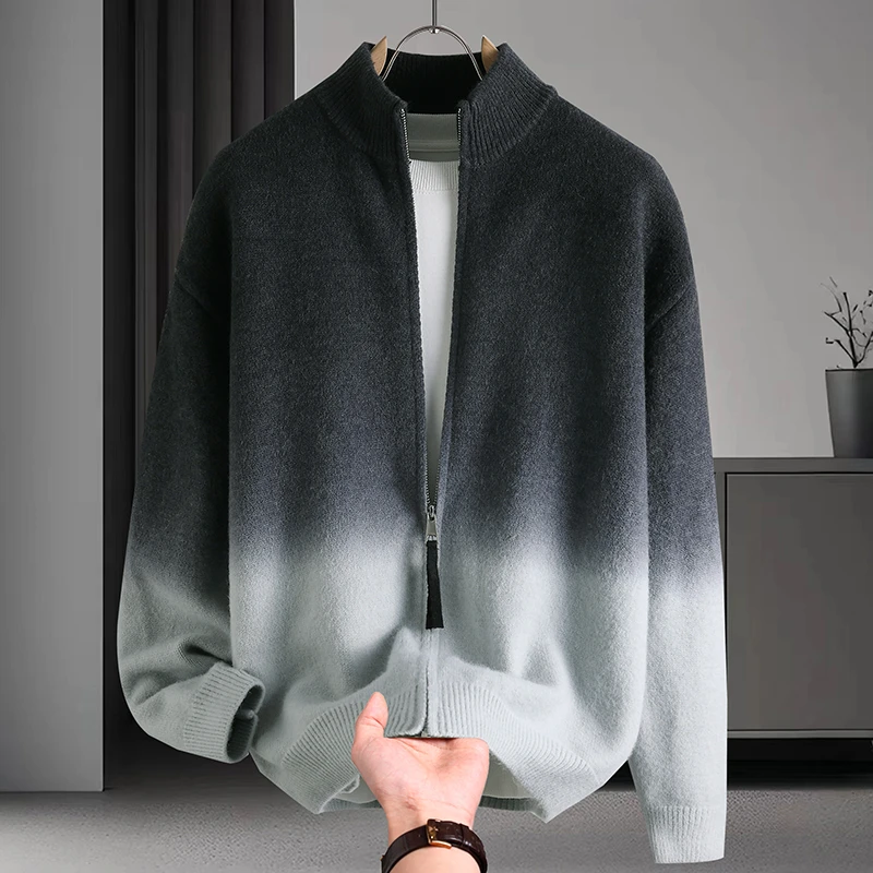 Осенняя жаккардовая вязаная куртка с градиентом, мужской кардиган на молнии с воротником-стойкой, повседневный деловой вязаный свитер, мужская одежда
Осенняя жаккардовая вязаная куртка с градиентом, мужской кардиган на молнии с воротником-стойкой, повседневный деловой вязаный свитер, мужская одежда