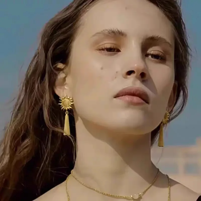 Spring and Summer New Rising Sun Fringed Brushed Earrings Light Luxury High-end Stud Earrings Earrings Niche Fashion Earrings
Spring and Summer New Rising Sun Fringed Brushed Earrings Light Luxury High-end Stud Earrings Earrings Niche Fashion Earrings