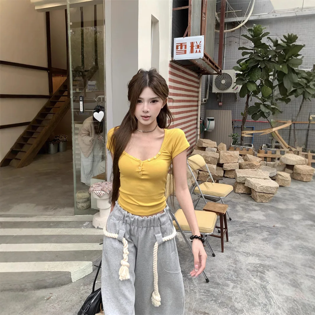 V-neck Short-sleeved T-shirt Women's 2025 Summer Slim-fit Design Spice Girl Simple Short Versatile Top
V-neck Short-sleeved T-shirt Women's 2025 Summer Slim-fit Design Spice Girl Simple Short Versatile Top