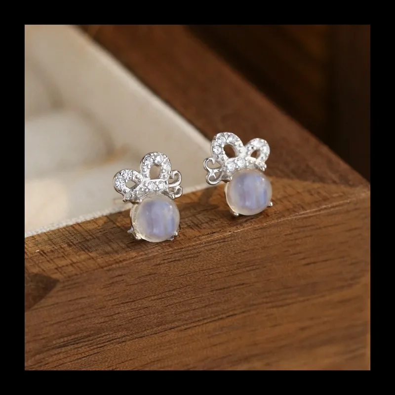 Лидер продаж Ins, аксессуары, однокрылые серьги-гвоздики из серебра 925 пробы с бабочкой и лунным камнем, новые модные женские серьги
Лидер продаж Ins, аксессуары, однокрылые серьги-гвоздики из серебра 925 пробы с бабочкой и лунным камнем, новые модные женские серьги