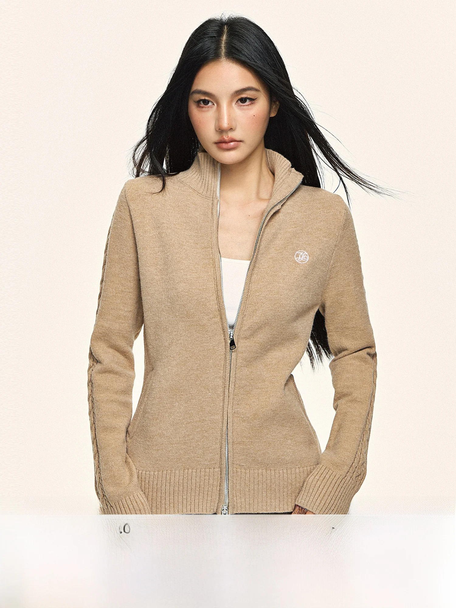 0PASSION женский приталенный вязаный свитер с воротником-стойкой на двойной молнии цвета хаки осенний модный топ
0PASSION женский приталенный вязаный свитер с воротником-стойкой на двойной молнии цвета хаки осенний модный топ