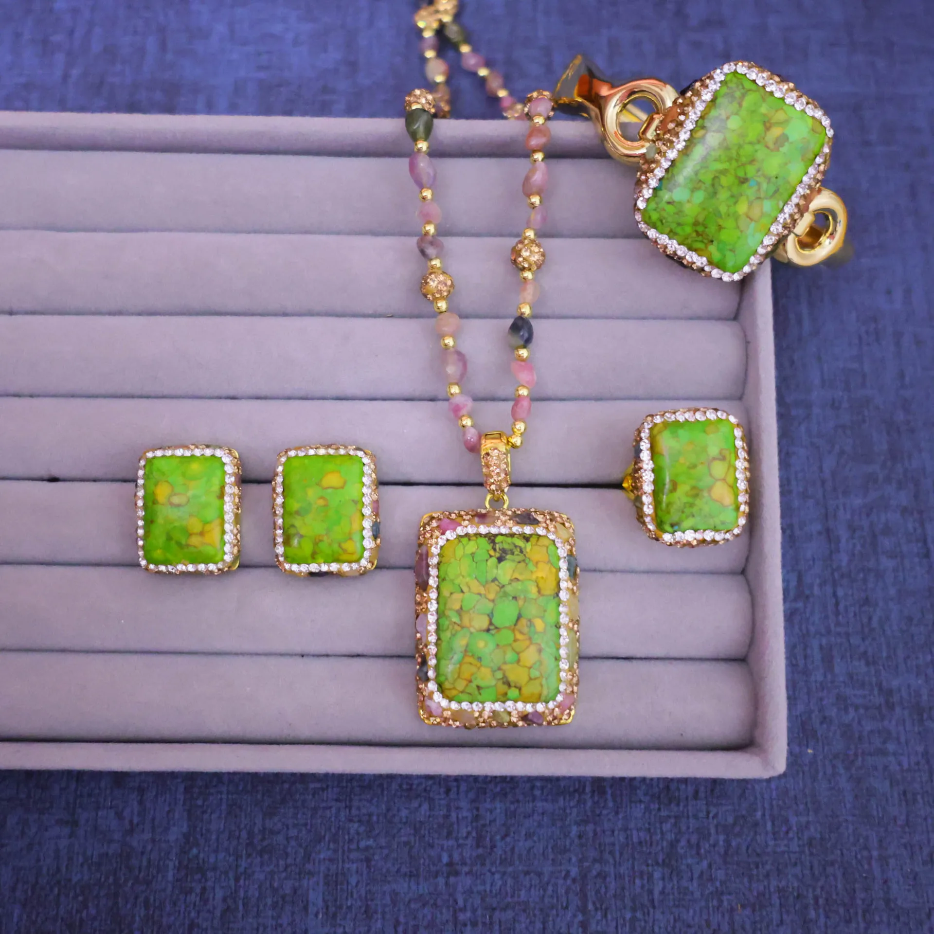 New turquoise pattern set, tourmaline rough stone inlaid fashion light luxury manufacturer live broadcast supply wholesale four-
New turquoise pattern set, tourmaline rough stone inlaid fashion light luxury manufacturer live broadcast supply wholesale four-