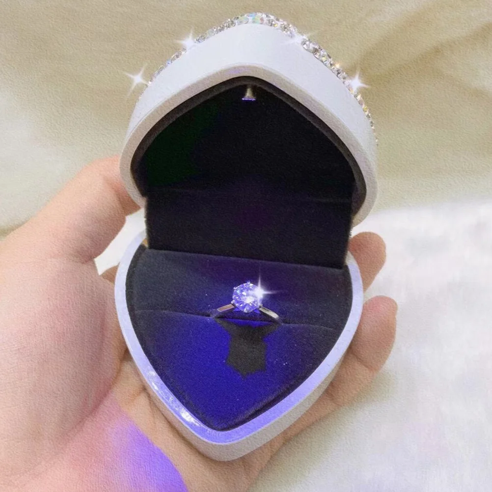 Шкатулка для украшений в форме сердца со стразами, автоматическое подсветка, витрина для колец для свадьбы, помолвки, предложения руки и сердца, годовщины
Шкатулка для украшений в форме сердца со стразами, автоматическое подсветка, витрина для колец для свадьбы, помолвки, предложения руки и сердца, годовщины