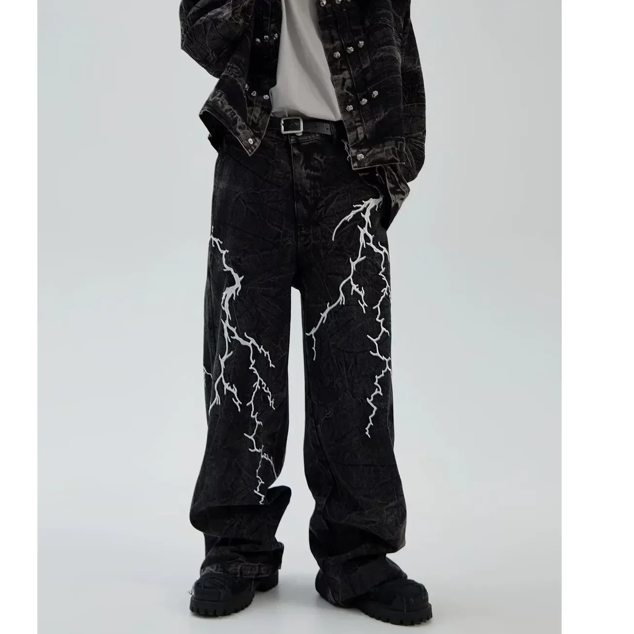 2024 American Washed Flare Jeans, Wide-leg Long Pants with Lightning Embroidery for Both Men and Women on High Street.
2024 American Washed Flare Jeans, Wide-leg Long Pants with Lightning Embroidery for Both Men and Women on High Street.