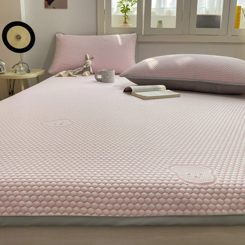 Class A Ice Silk Mat, Bed Fit, Ice Bean Bean Bedspread, Three-piece Cool Air Conditioner Mat, Washable
Class A Ice Silk Mat, Bed Fit, Ice Bean Bean Bedspread, Three-piece Cool Air Conditioner Mat, Washable