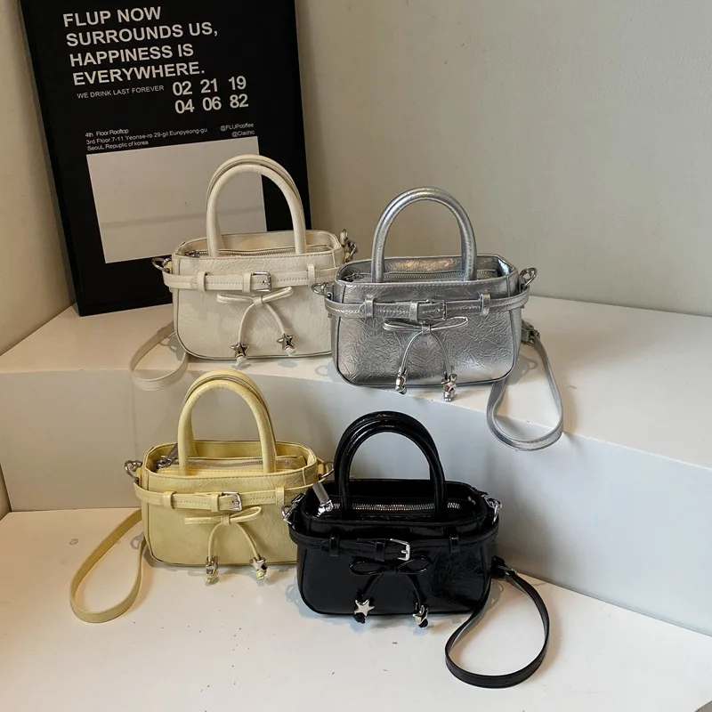 Корейская версия легкой роскошной портативной маленькой квадратной сумки, новинка лета 2024, сумка через плечо с бантом, интернет-сумка-мессенджер знаменитостей
Корейская версия легкой роскошной портативной маленькой квадратной сумки, новинка лета 2024, сумка через плечо с бантом, интернет-сумка-мессенджер знаменитостей