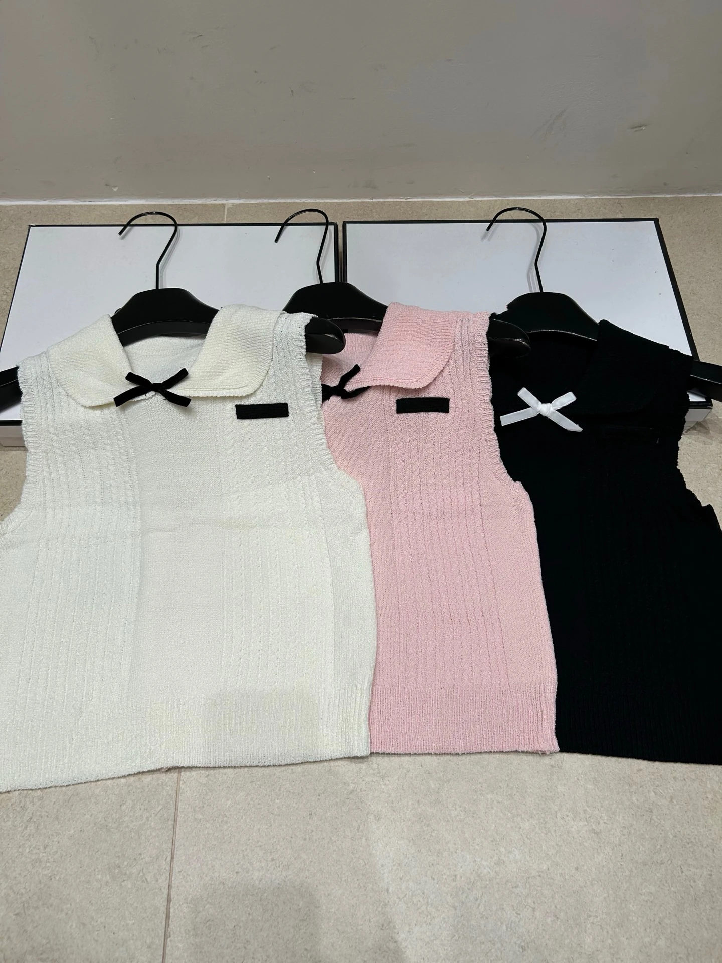 VIBE Sweet Style Spring Summer New Doll Collar Knot Sleeveless Knitted Vest Women Versatile Top Breathable Soft Fabric
VIBE Sweet Style Spring Summer New Doll Collar Knot Sleeveless Knitted Vest Women Versatile Top Breathable Soft Fabric