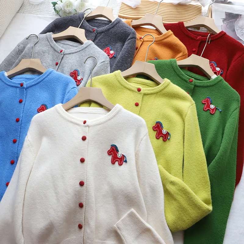 Корейский Sle красный мультяшный вышитый трикотаж, свободный круглый свитер, пальто для женщин, ранняя весна, антивозрастной открытый кардиган
Корейский Sle красный мультяшный вышитый трикотаж, свободный круглый свитер, пальто для женщин, ранняя весна, антивозрастной открытый кардиган