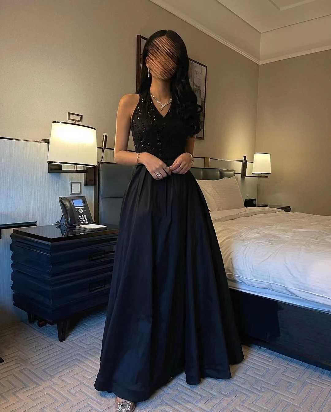 Customized Made Classic Sleeveless Black Evening Gowns Lace Beaded V Neck Strapless Floor Length Ball Gown Pleated Party Dresses
Customized Made Classic Sleeveless Black Evening Gowns Lace Beaded V Neck Strapless Floor Length Ball Gown Pleated Party Dresses