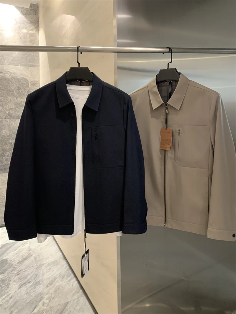 Итальянское высококачественное легкое гладкое осеннее повседневное мужское пальто-куртка с воротником-стойкой, приталенного кроя, с длинными рукавами, на молнии, из полиэстера
Итальянское высококачественное легкое гладкое осеннее повседневное мужское пальто-куртка с воротником-стойкой, приталенного кроя, с длинными рукавами, на молнии, из полиэстера