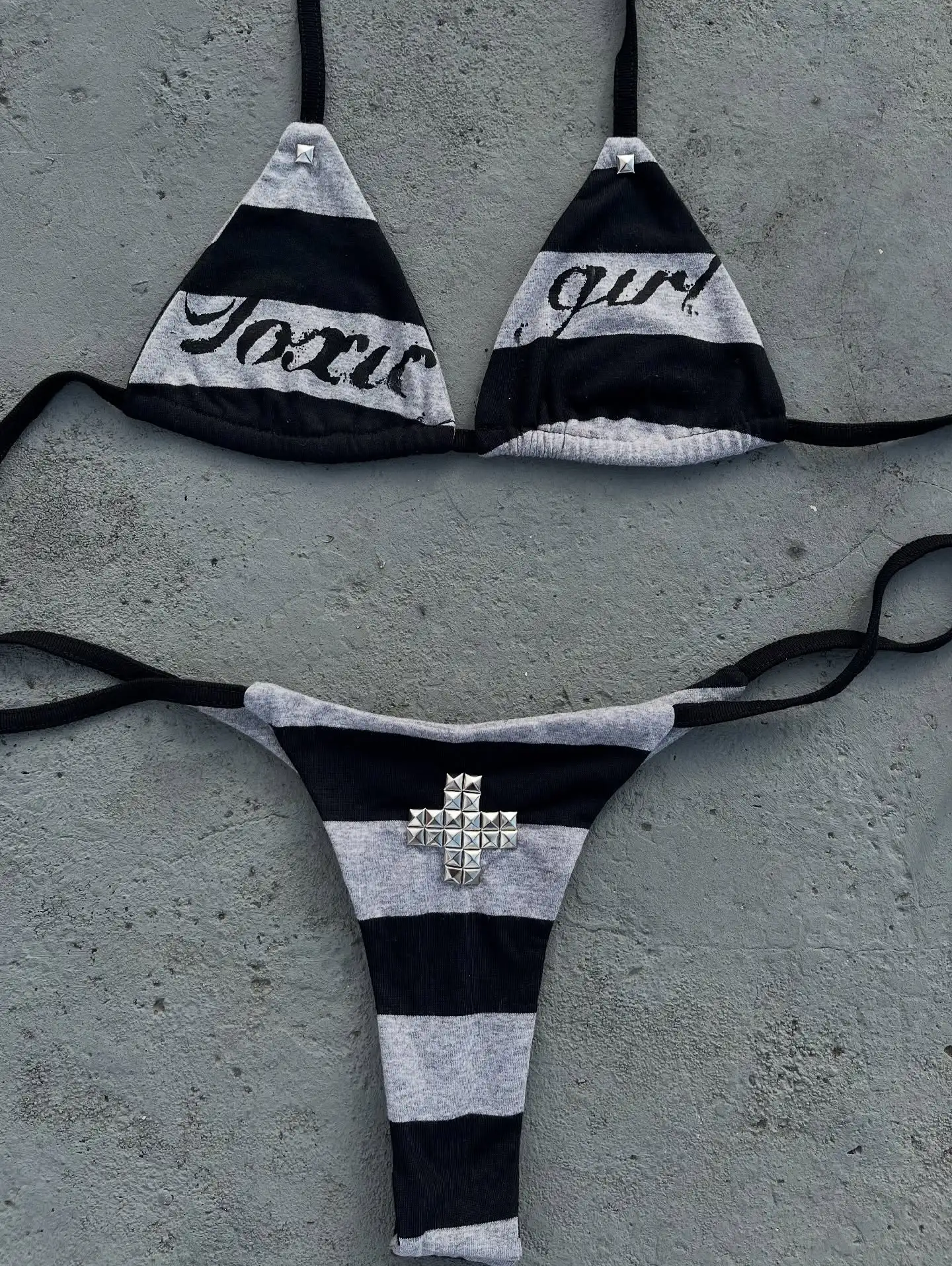 Классический комплект бикини Y2K для пляжной вечеринки в стиле «Сексуальная и дерзкая девушка», модный уличный стиль, с цветными блоками, принтом и стразами.
Классический комплект бикини Y2K для пляжной вечеринки в стиле «Сексуальная и дерзкая девушка», модный уличный стиль, с цветными блоками, принтом и стразами.