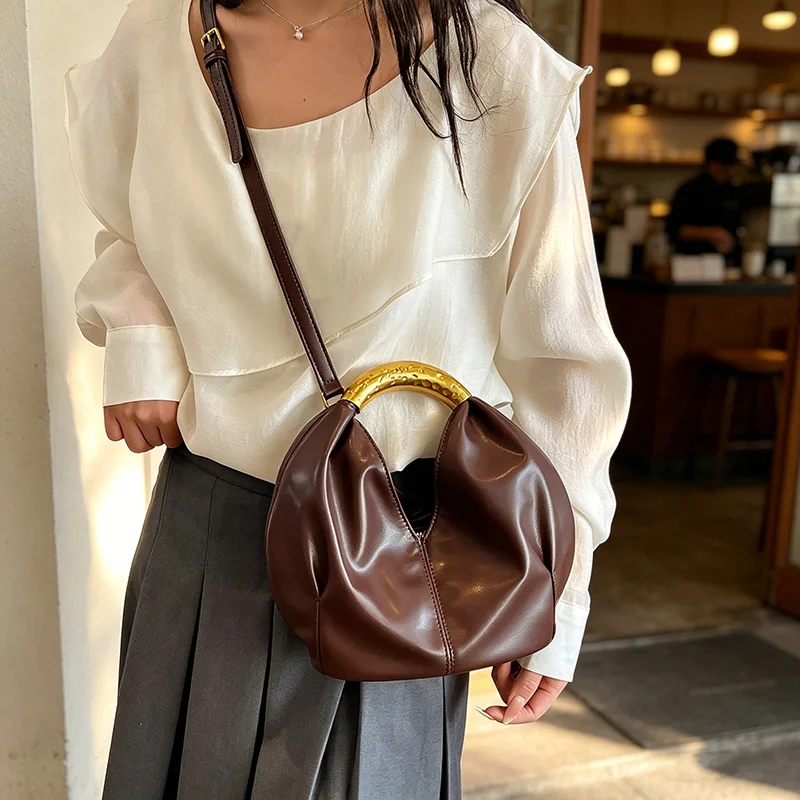 Summer Trend Design Pleated Soft Solid Color Pu Leather Handbag with Gold Handle 2026 New Fashion Daily Commute Bag Sac A Main
Summer Trend Design Pleated Soft Solid Color Pu Leather Handbag with Gold Handle 2026 New Fashion Daily Commute Bag Sac A Main