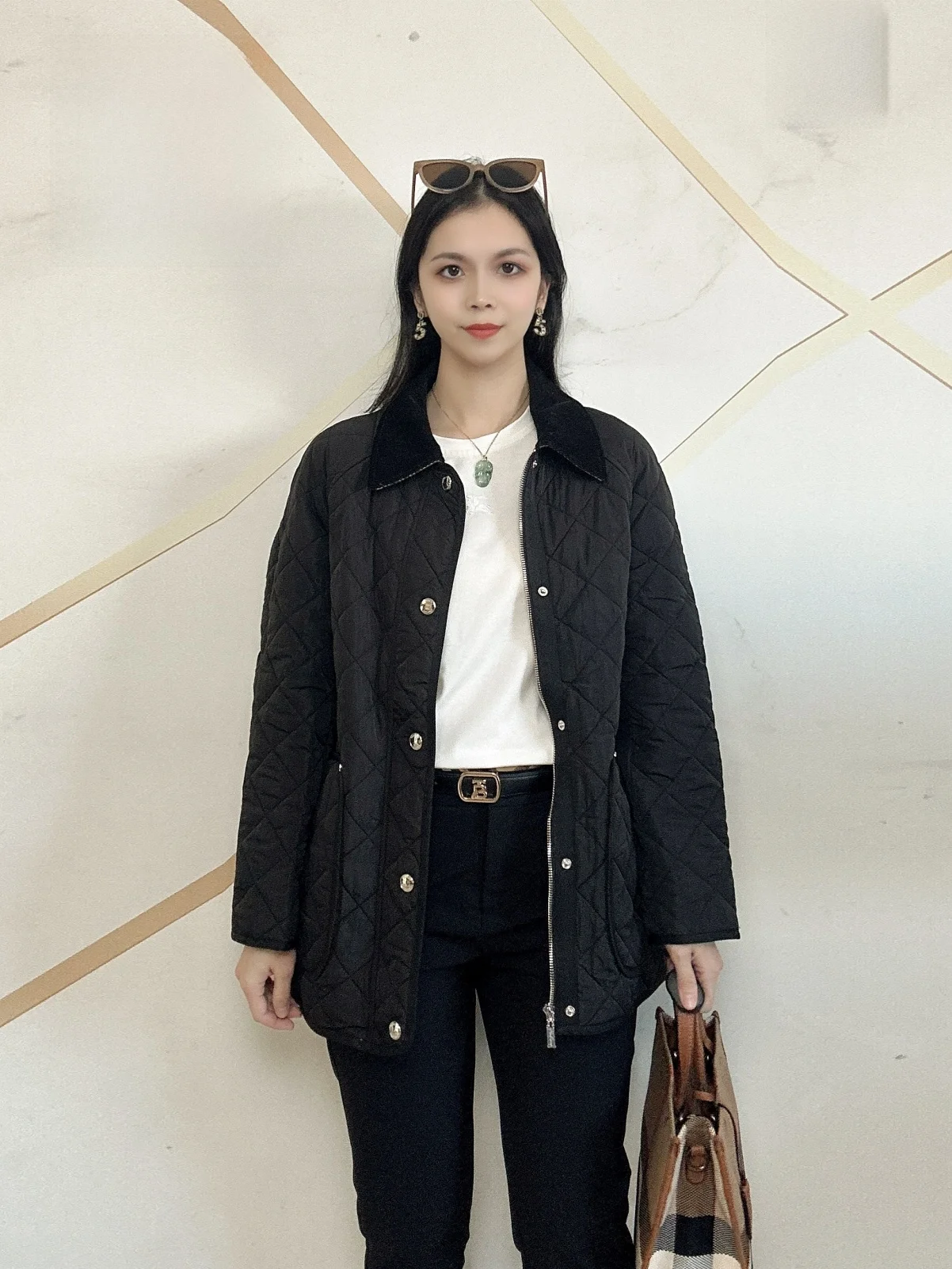 Новая зимняя женская хлопковая куртка-пальто средней длины с ромбовидным узором, теплая, с отложным воротником
Новая зимняя женская хлопковая куртка-пальто средней длины с ромбовидным узором, теплая, с отложным воротником