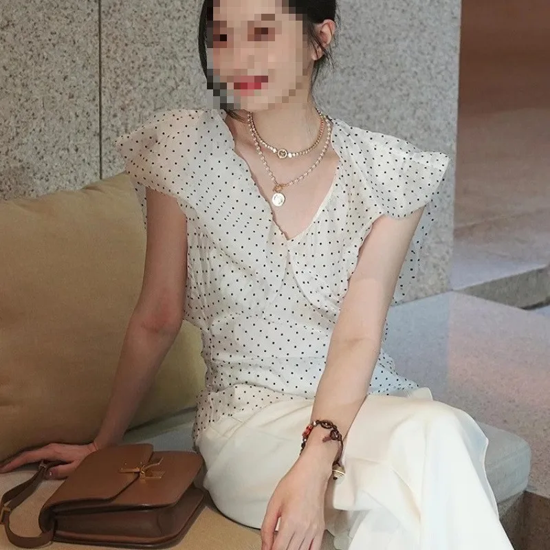 Summer New White Polka Dot V-ne ort Sve Chiffon irt Women's Waist-cinched Top Versatile Faionable Fly-sve Design
Summer New White Polka Dot V-ne ort Sve Chiffon irt Women's Waist-cinched Top Versatile Faionable Fly-sve Design