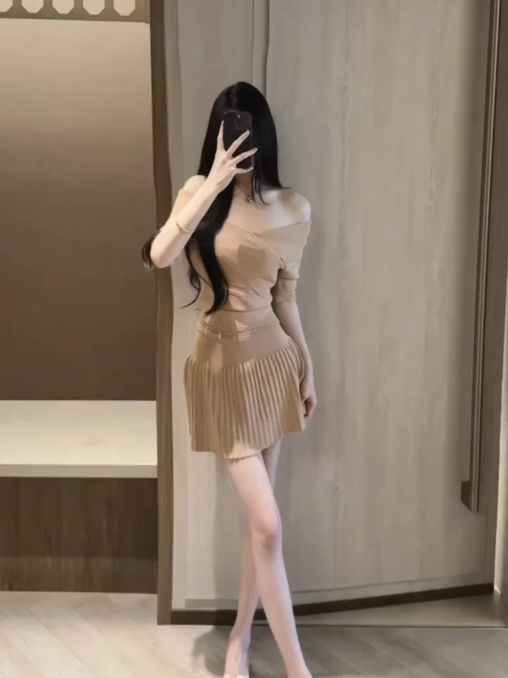 Summer Knitted Floral One-Shoulder Women's Set High Waist Pleated Skirt Two-Piece Ensemble Fashionable Minimalist Style
Summer Knitted Floral One-Shoulder Women's Set High Waist Pleated Skirt Two-Piece Ensemble Fashionable Minimalist Style