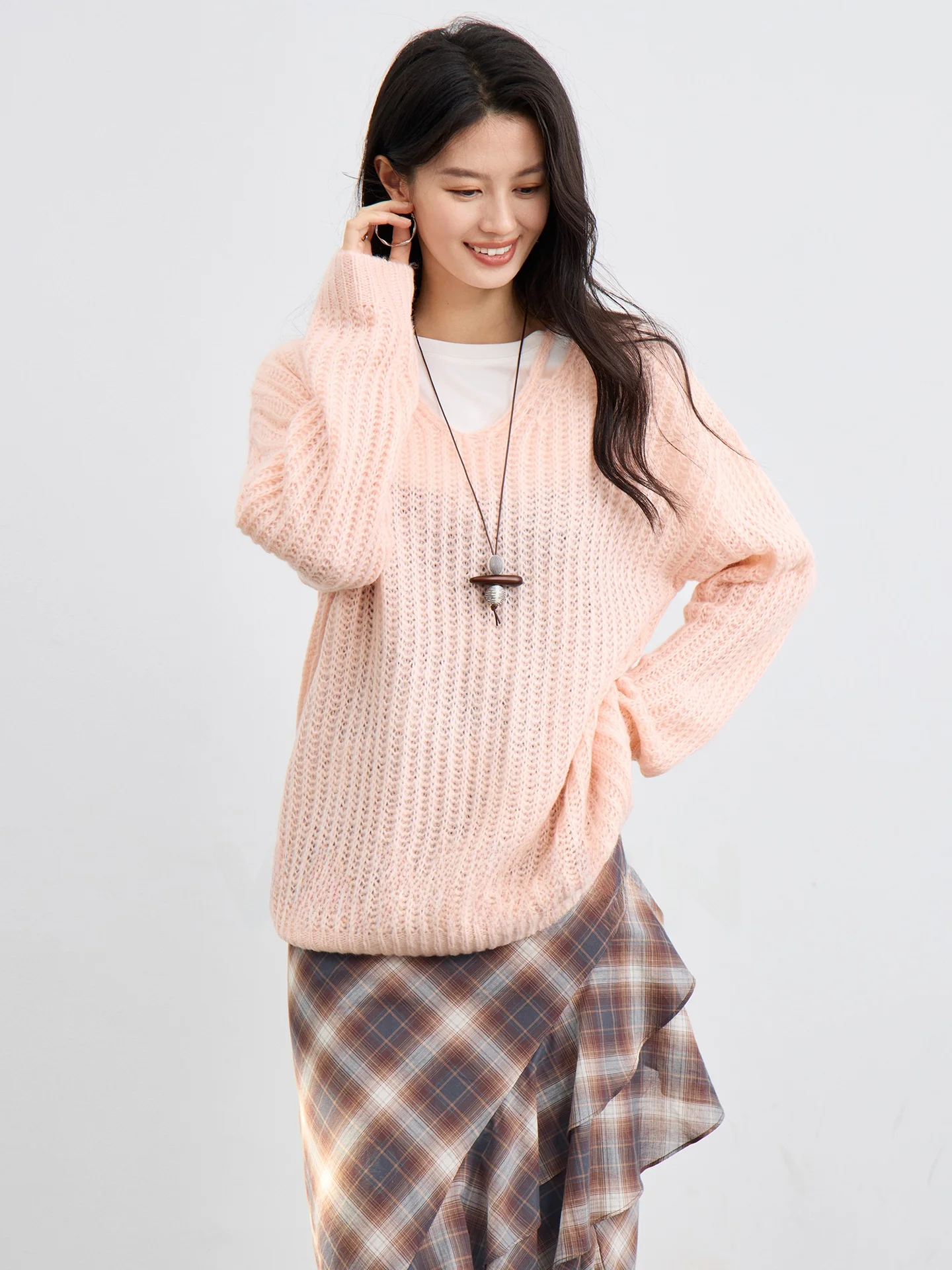 Розовый вязаный свитер с V-образным вырезом и ажурной отделкой, женский, свободного кроя, тонкий, весенний, новый, комфортный, с длинными рукавами, пуловер с круглым вырезом
Розовый вязаный свитер с V-образным вырезом и ажурной отделкой, женский, свободного кроя, тонкий, весенний, новый, комфортный, с длинными рукавами, пуловер с круглым вырезом