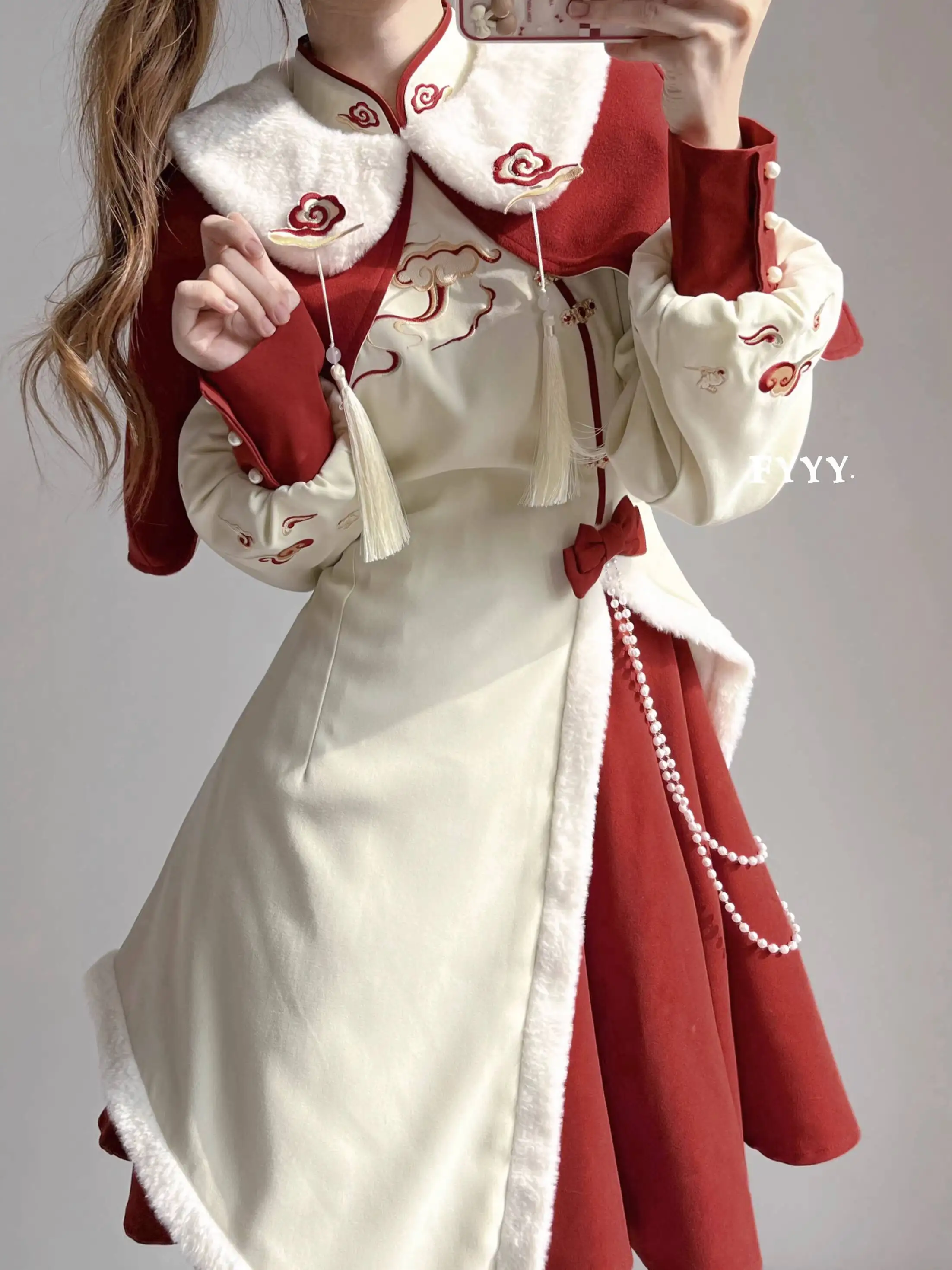 Новое платье в китайском стиле «Красный кролик» для Нового года, с элементами ханьской культуры, длинным рукавом, накидкой, в национальном стиле, новогодняя коллекция
Новое платье в китайском стиле «Красный кролик» для Нового года, с элементами ханьской культуры, длинным рукавом, накидкой, в национальном стиле, новогодняя коллекция