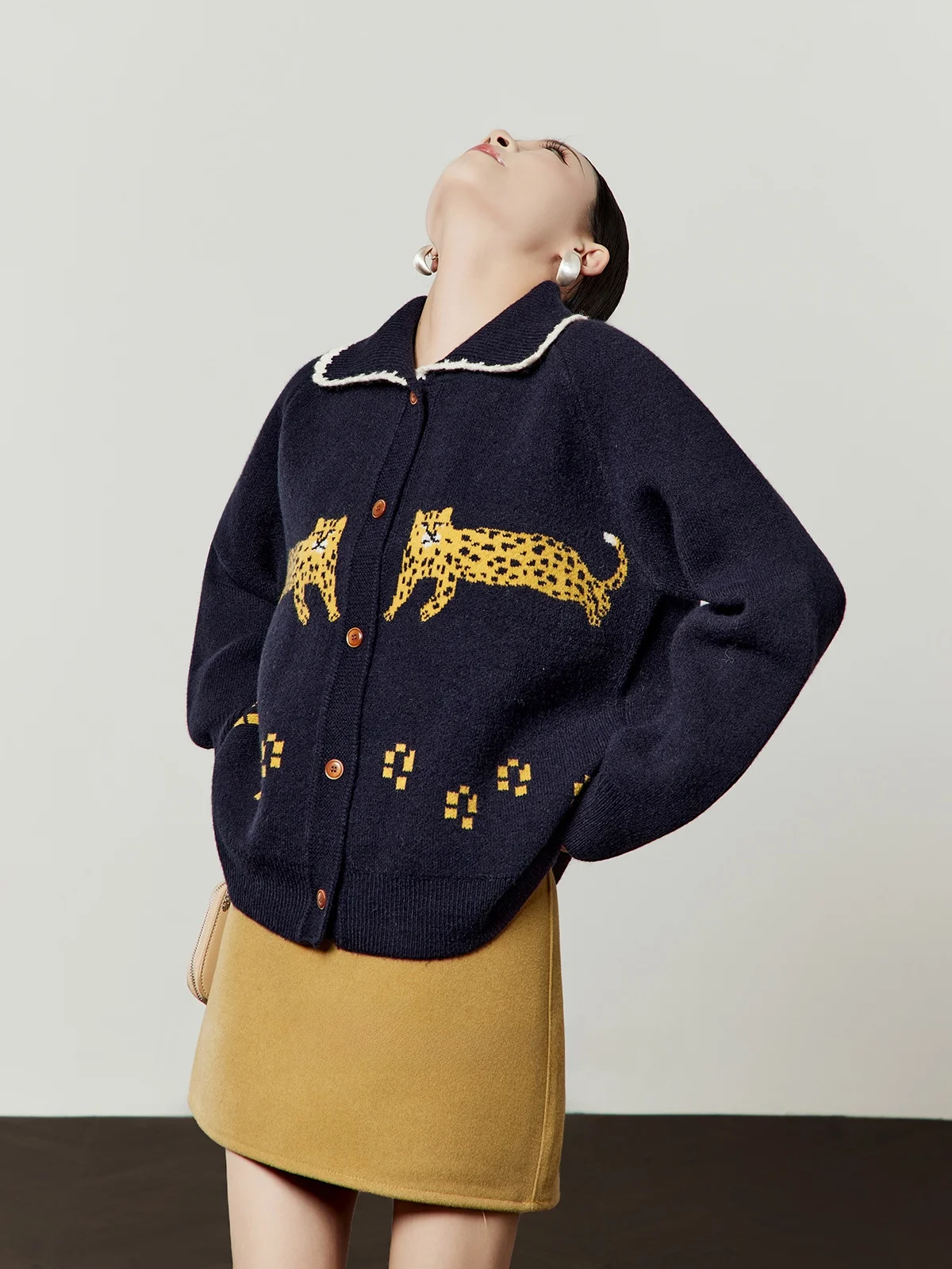 Свободный повседневный синий вязаный женский свитер с длинными рукавами, весна 2026, новинка, с леопардовым принтом, открытый кардиган, повседневный стиль
Свободный повседневный синий вязаный женский свитер с длинными рукавами, весна 2026, новинка, с леопардовым принтом, открытый кардиган, повседневный стиль