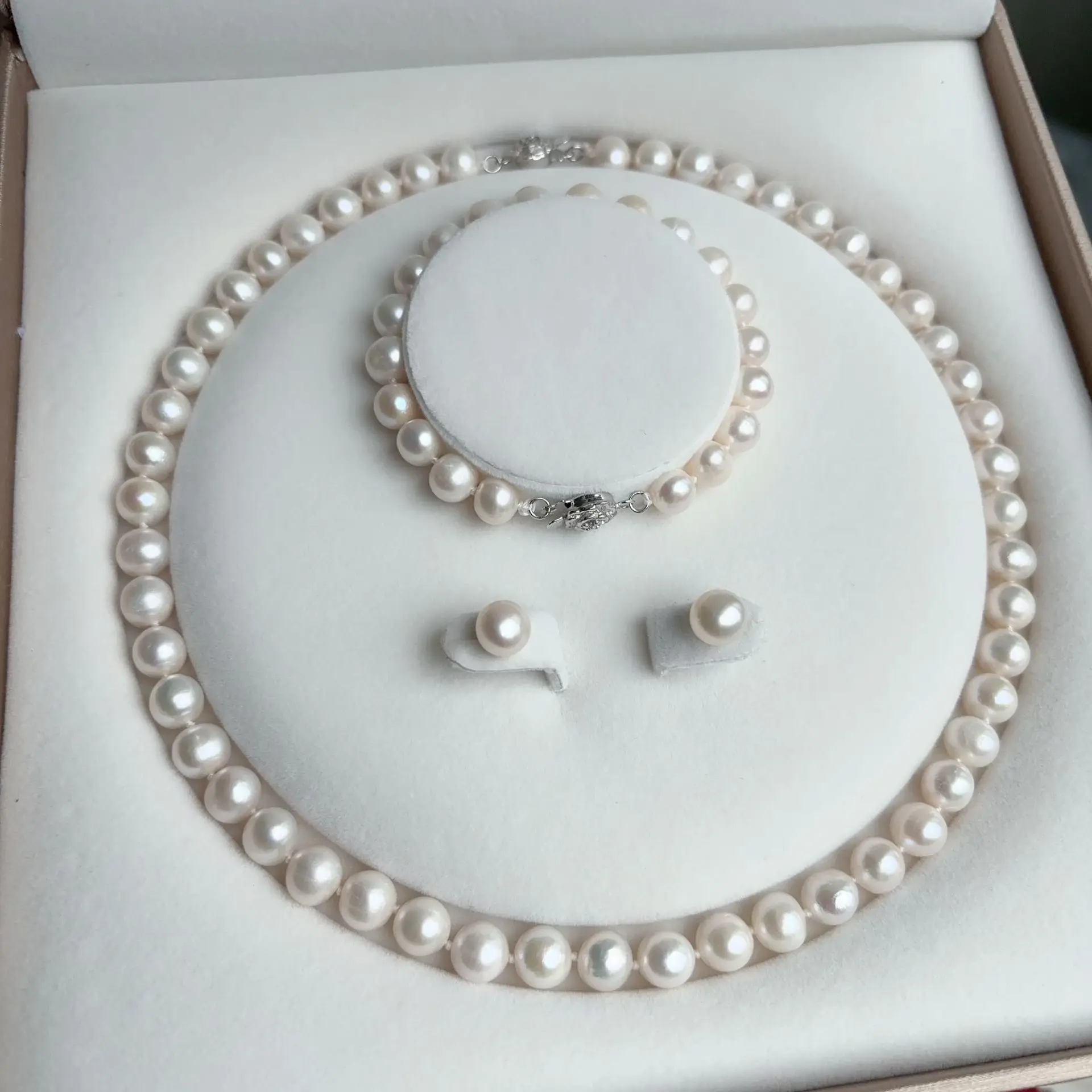 Simple and stylish AAAA8-9mm natural SouthSea pearl necklace 18 inch+7.5-8-inch bracelet earring set 925s
Simple and stylish AAAA8-9mm natural SouthSea pearl necklace 18 inch+7.5-8-inch bracelet earring set 925s