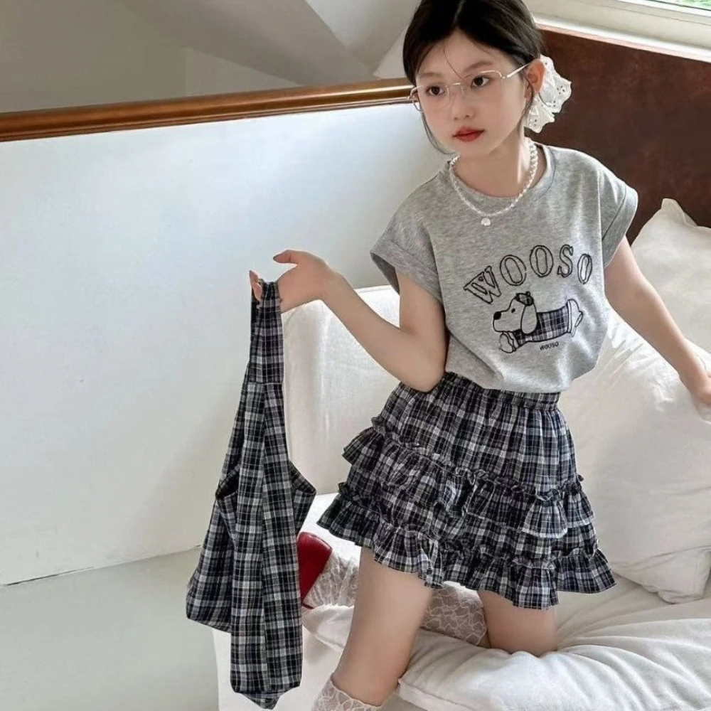 Комплект из двух предметов: футболка с мультяшным собачкой и юбка в клетку в корейском уличном стиле для девочек, летняя модная детская одежда 2026
Комплект из двух предметов: футболка с мультяшным собачкой и юбка в клетку в корейском уличном стиле для девочек, летняя модная детская одежда 2026