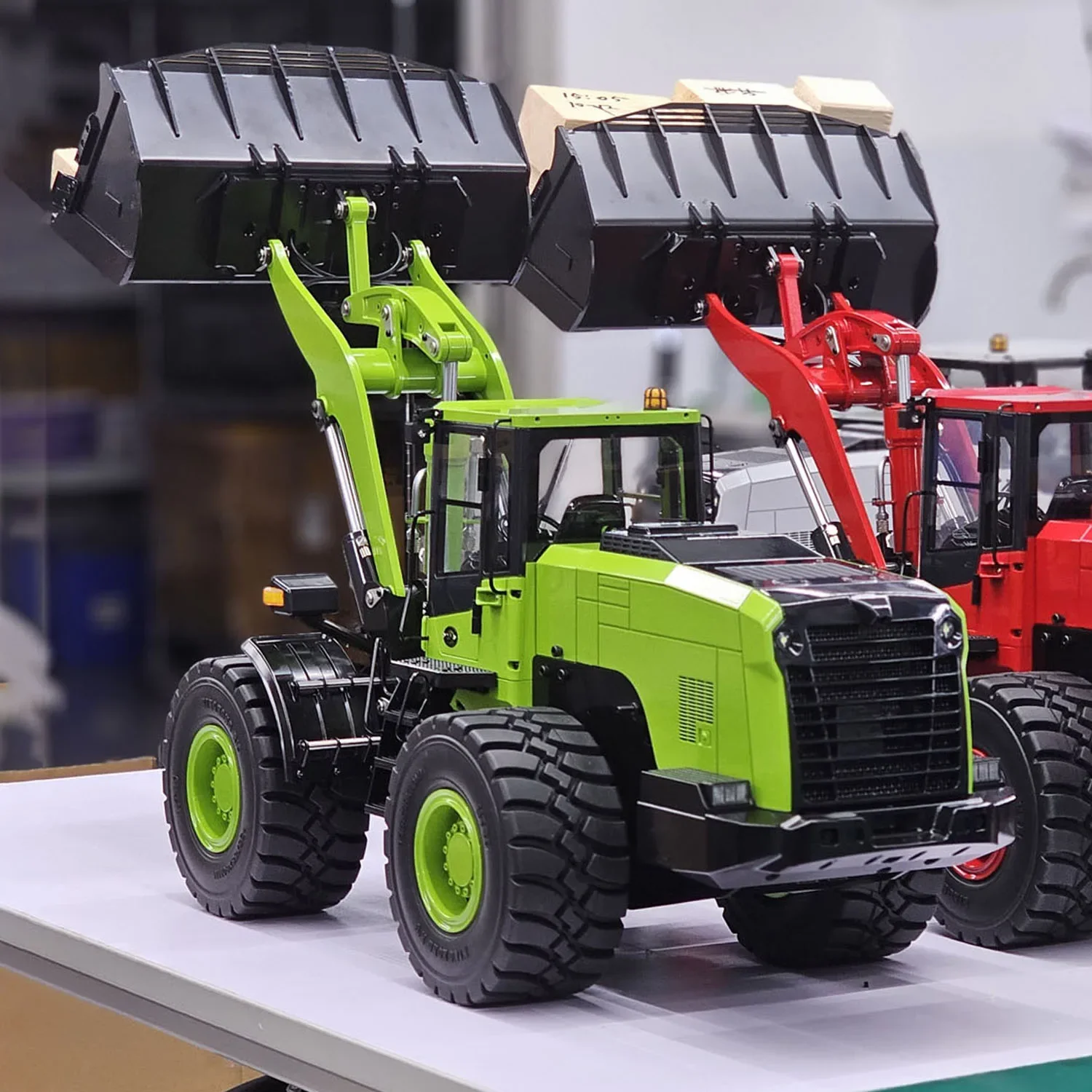 RTR двухскоростной гидравлический погрузчик 1/14 RC металлическая модель автомобиля 2025 новая игрушечная модель с дистанционным управлением в подарок MTM WA480
RTR двухскоростной гидравлический погрузчик 1/14 RC металлическая модель автомобиля 2025 новая игрушечная модель с дистанционным управлением в подарок MTM WA480