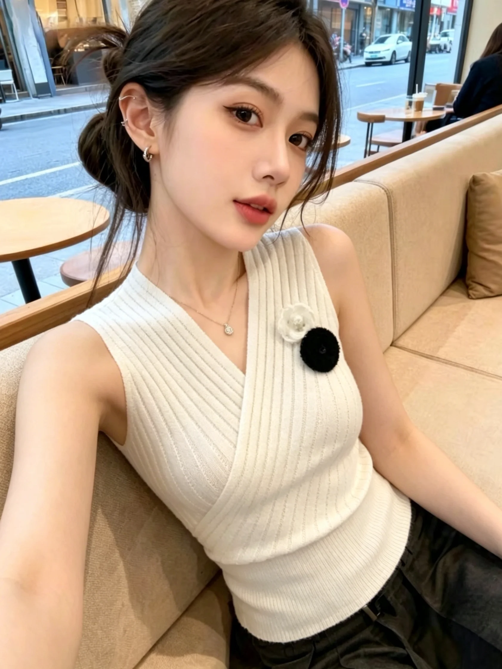 Slim Fit V-Neck Knitted Vest Women's Summer New Style Korean Version Straight Cut Outerwear Top with 3D Flower Decoration
Slim Fit V-Neck Knitted Vest Women's Summer New Style Korean Version Straight Cut Outerwear Top with 3D Flower Decoration