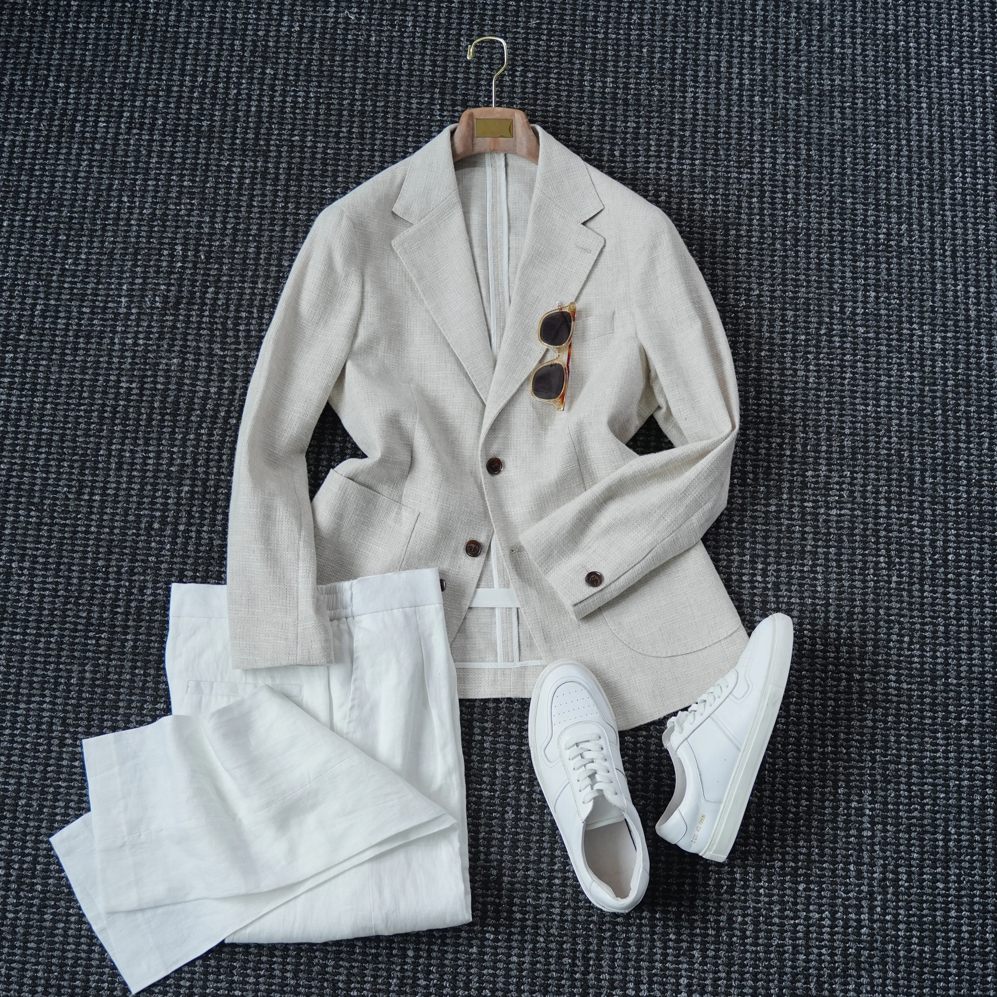 Готовый к носке костюм из хлопка и льна без структурирования для мужчин и джентльменов в стиле old money, для отдыха и расслабления.
Готовый к носке костюм из хлопка и льна без структурирования для мужчин и джентльменов в стиле old money, для отдыха и расслабления.