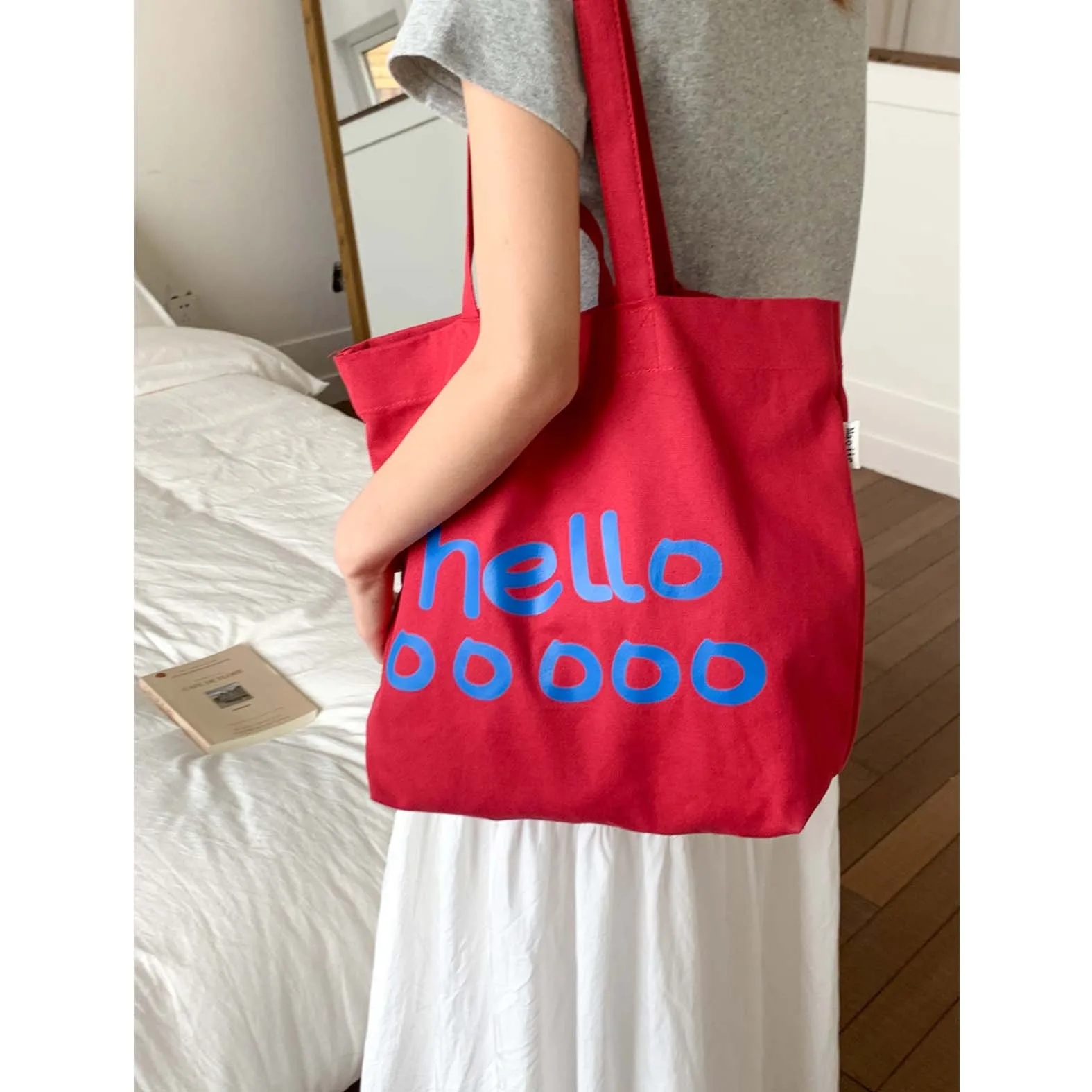 Korean casual contrasting letters 2025 spring new handbag versatile dopamine college student class shoulder bag
Korean casual contrasting letters 2025 spring new handbag versatile dopamine college student class shoulder bag