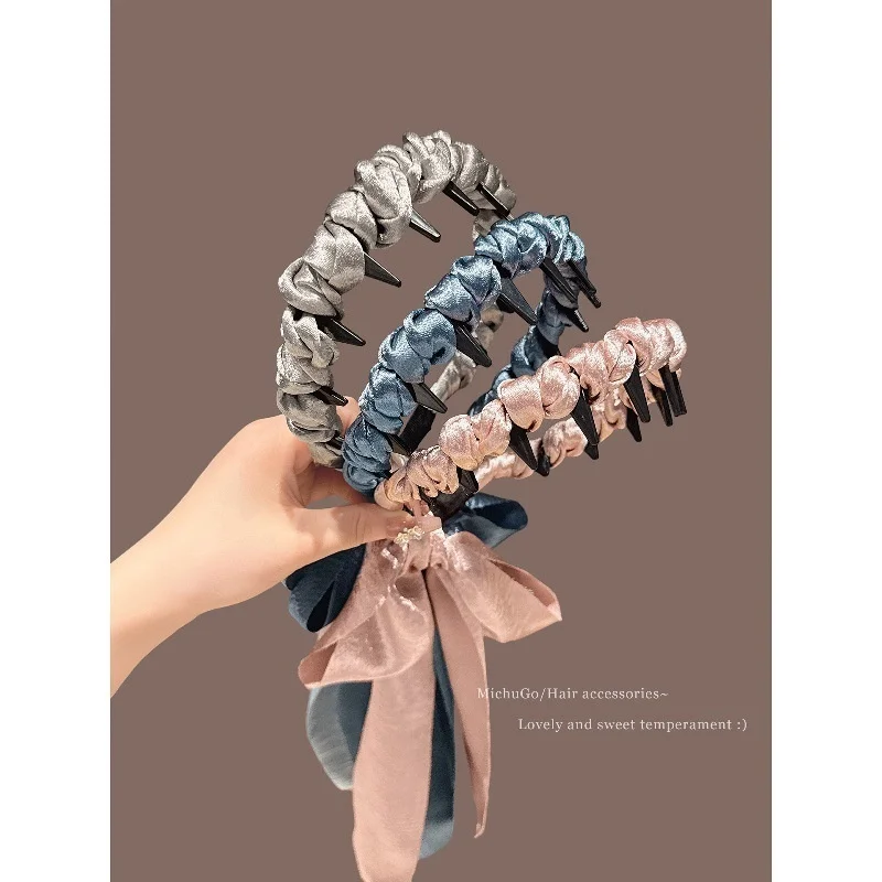 French-Style Fresh And Sweet Satin Pleated Bow Ribbon Hair Band For Women, High Crown Top Hair Clip With Teeth Headband Hair Acc
French-Style Fresh And Sweet Satin Pleated Bow Ribbon Hair Band For Women, High Crown Top Hair Clip With Teeth Headband Hair Acc