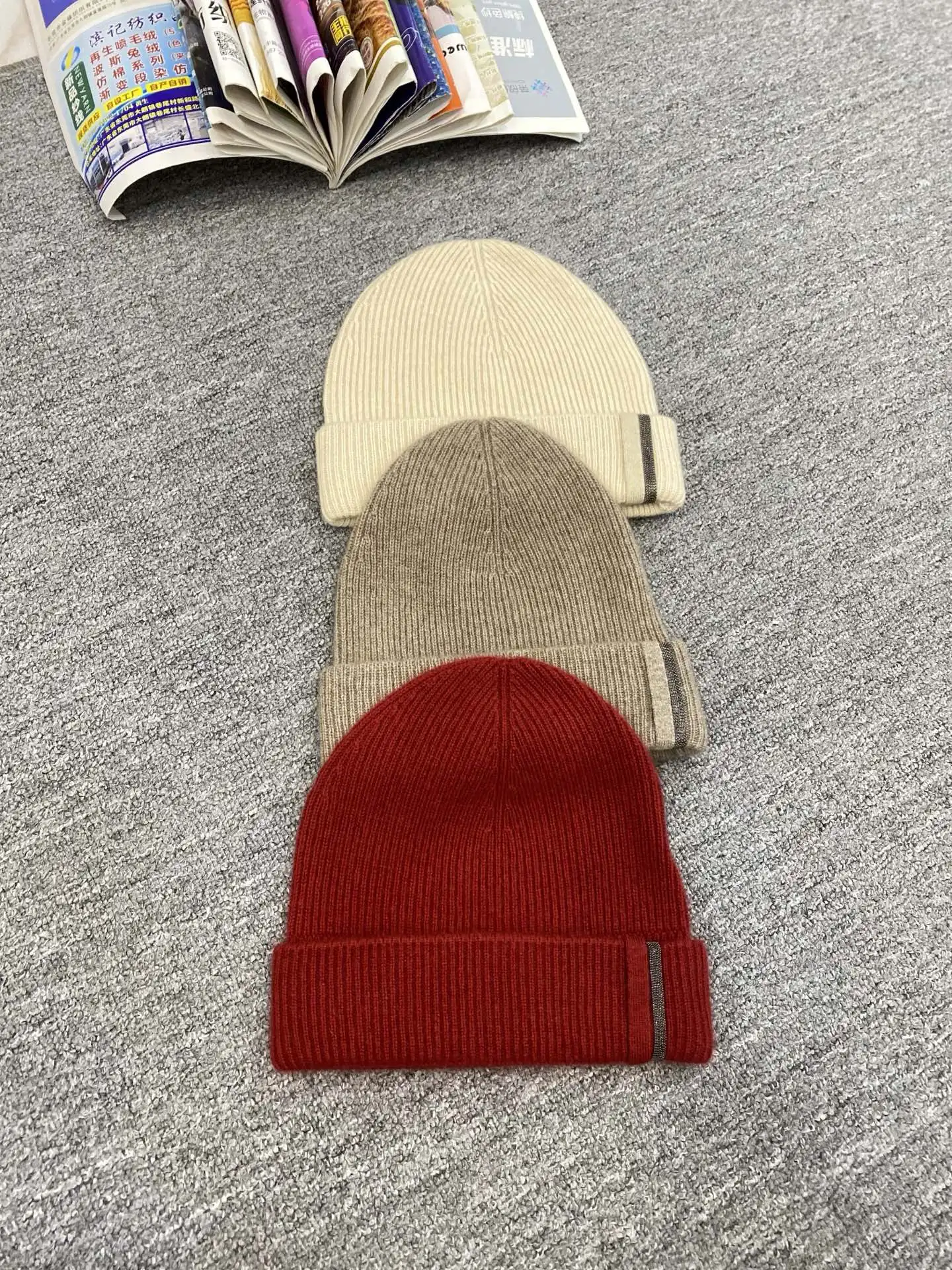 New autumn/winter high-quality cashmere hat, thickened, 3 colors, one size fits all, in stock.
New autumn/winter high-quality cashmere hat, thickened, 3 colors, one size fits all, in stock.