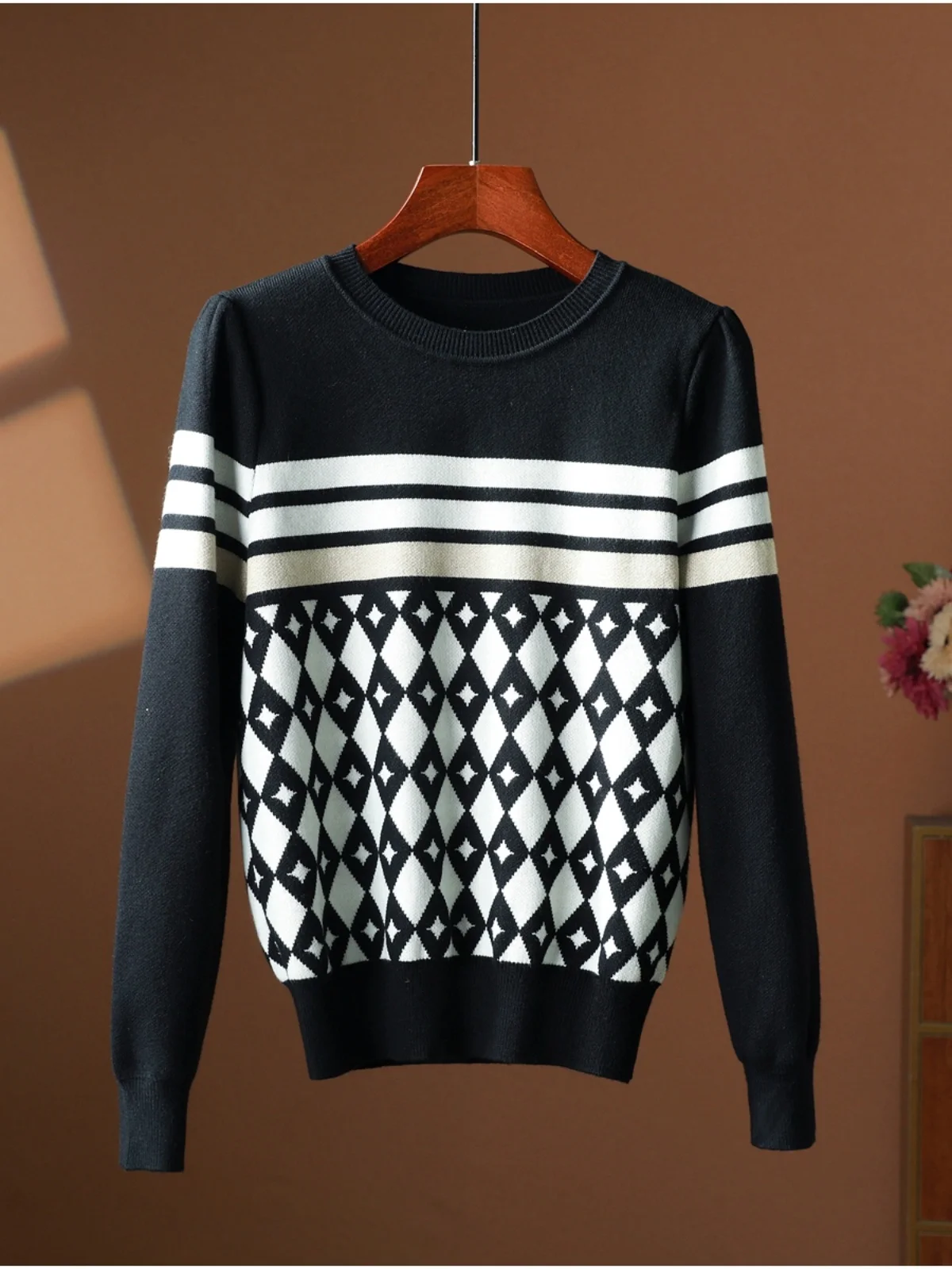 Женский трикотаж серии H, шерстяной цвет, свитер с базовым слоем, осень-зима, многослойный свитер на пуговицах, универсальный, модный
Женский трикотаж серии H, шерстяной цвет, свитер с базовым слоем, осень-зима, многослойный свитер на пуговицах, универсальный, модный