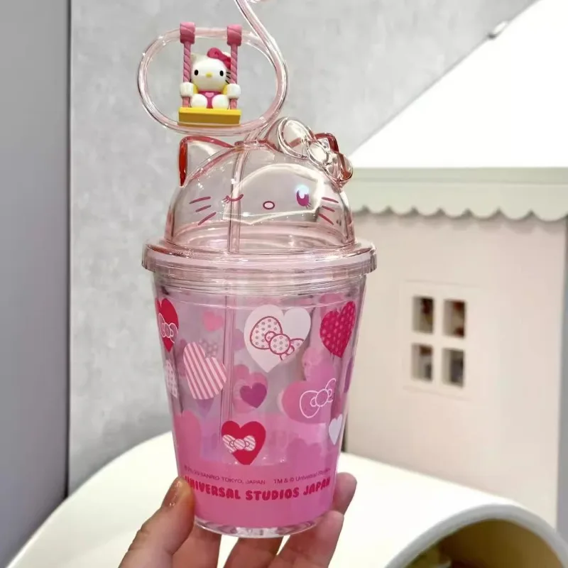 Новинка Sanrio мультяшный персонаж аниме супер милая качели Hello Kitty соломенная чашка для воды портативный большой емкости праздничный подарок для девочки
Новинка Sanrio мультяшный персонаж аниме супер милая качели Hello Kitty соломенная чашка для воды портативный большой емкости праздничный подарок для девочки