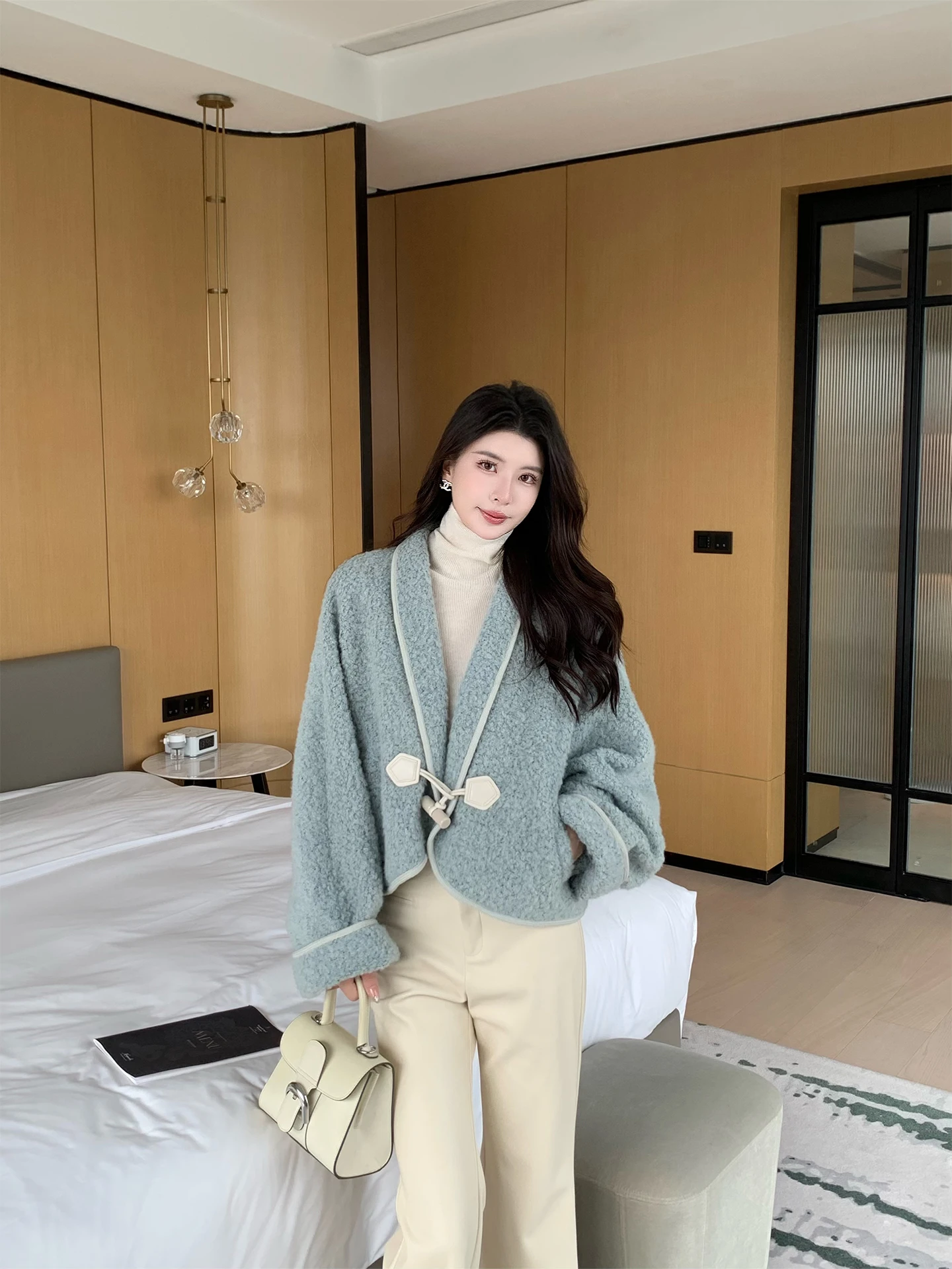 Женская свободная куртка Kun Total из овечьей шерсти с V-образным вырезом и пуговицами, осенне-зимнее повседневное пальто свободного кроя
Женская свободная куртка Kun Total из овечьей шерсти с V-образным вырезом и пуговицами, осенне-зимнее повседневное пальто свободного кроя