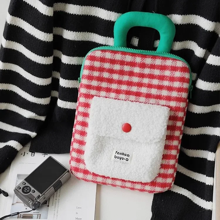 Woolen iPad storage bag Korean version plush soft portable shock-proof and drop-resistant 11-inch tablet bag
Woolen iPad storage bag Korean version plush soft portable shock-proof and drop-resistant 11-inch tablet bag