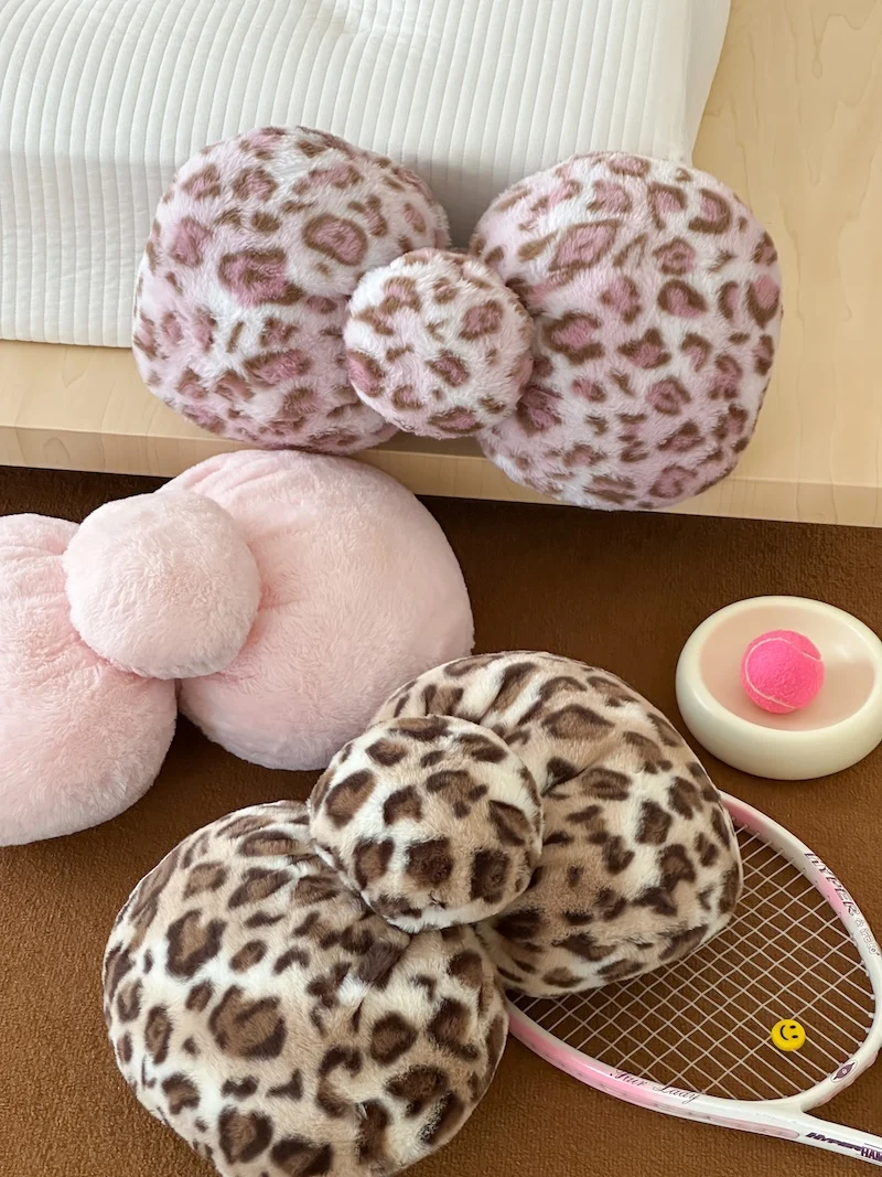 Мягкая декоративная подушка-узелок 3D в мультяшном стиле для спальни, гостиной, автомобиля, дивана, универсальная, с наполнителем из мягкого ПП-хлопка
Мягкая декоративная подушка-узелок 3D в мультяшном стиле для спальни, гостиной, автомобиля, дивана, универсальная, с наполнителем из мягкого ПП-хлопка