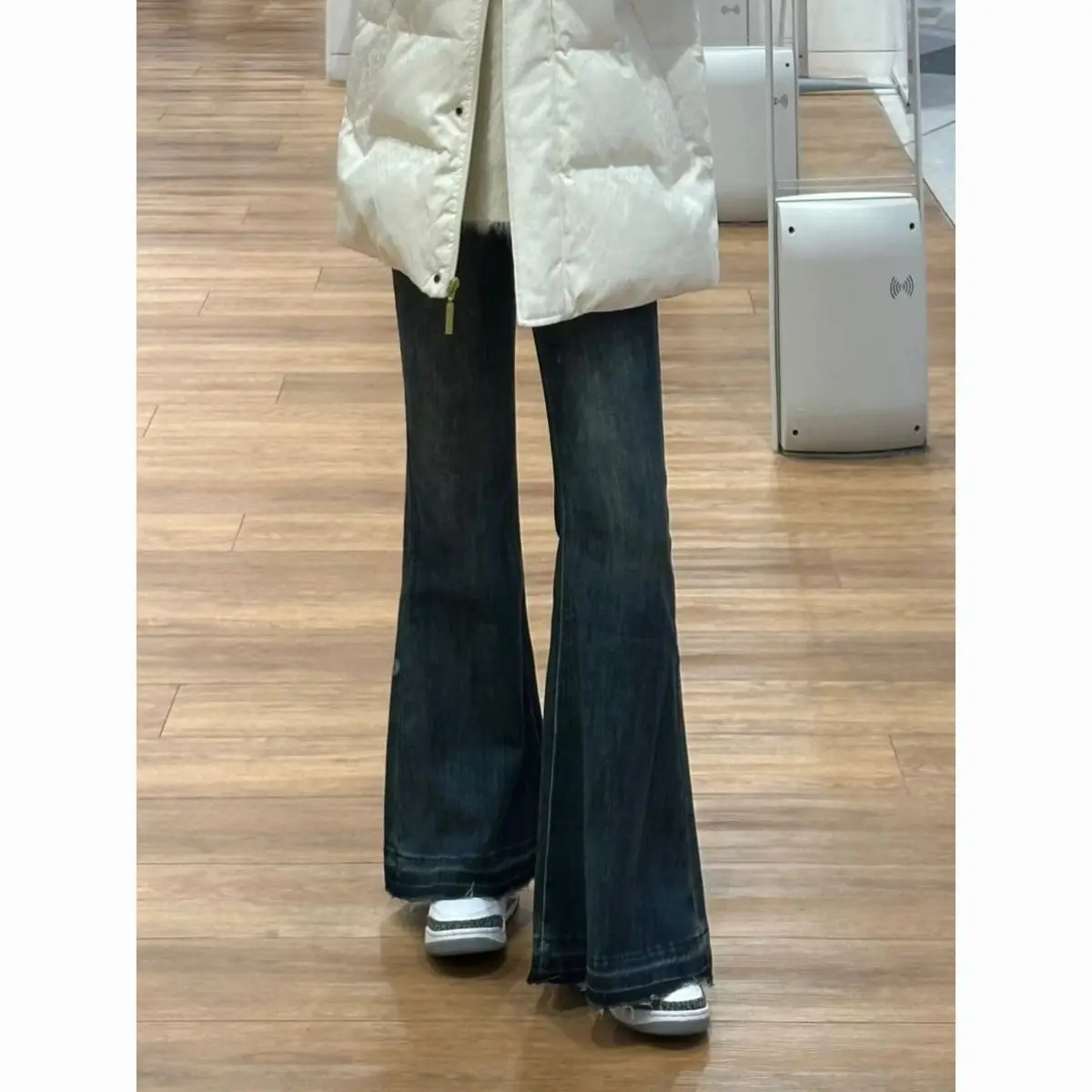 Джинсы для женщин, расклешенные джинсы с расклешенной нижней частью, удлинение ног, грушевидный силуэт, женский джинсовый модный шикарный элегантный
Джинсы для женщин, расклешенные джинсы с расклешенной нижней частью, удлинение ног, грушевидный силуэт, женский джинсовый модный шикарный элегантный