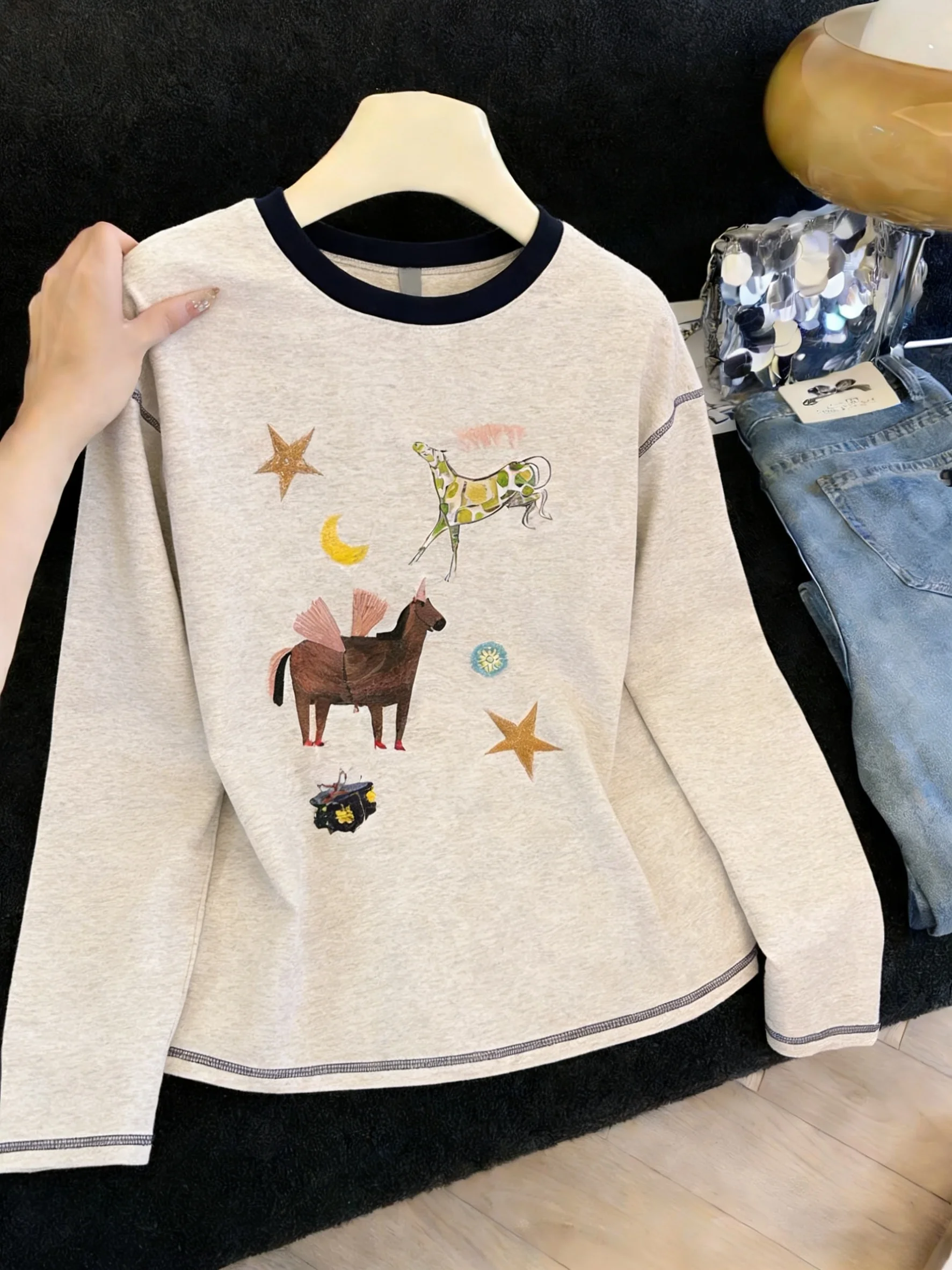 Американская ретро-футболка в стиле High Street с цветным мультяшным принтом, длинным рукавом, женская, весенне-осенняя, повседневная, приталенная, из полиэстера
Американская ретро-футболка в стиле High Street с цветным мультяшным принтом, длинным рукавом, женская, весенне-осенняя, повседневная, приталенная, из полиэстера