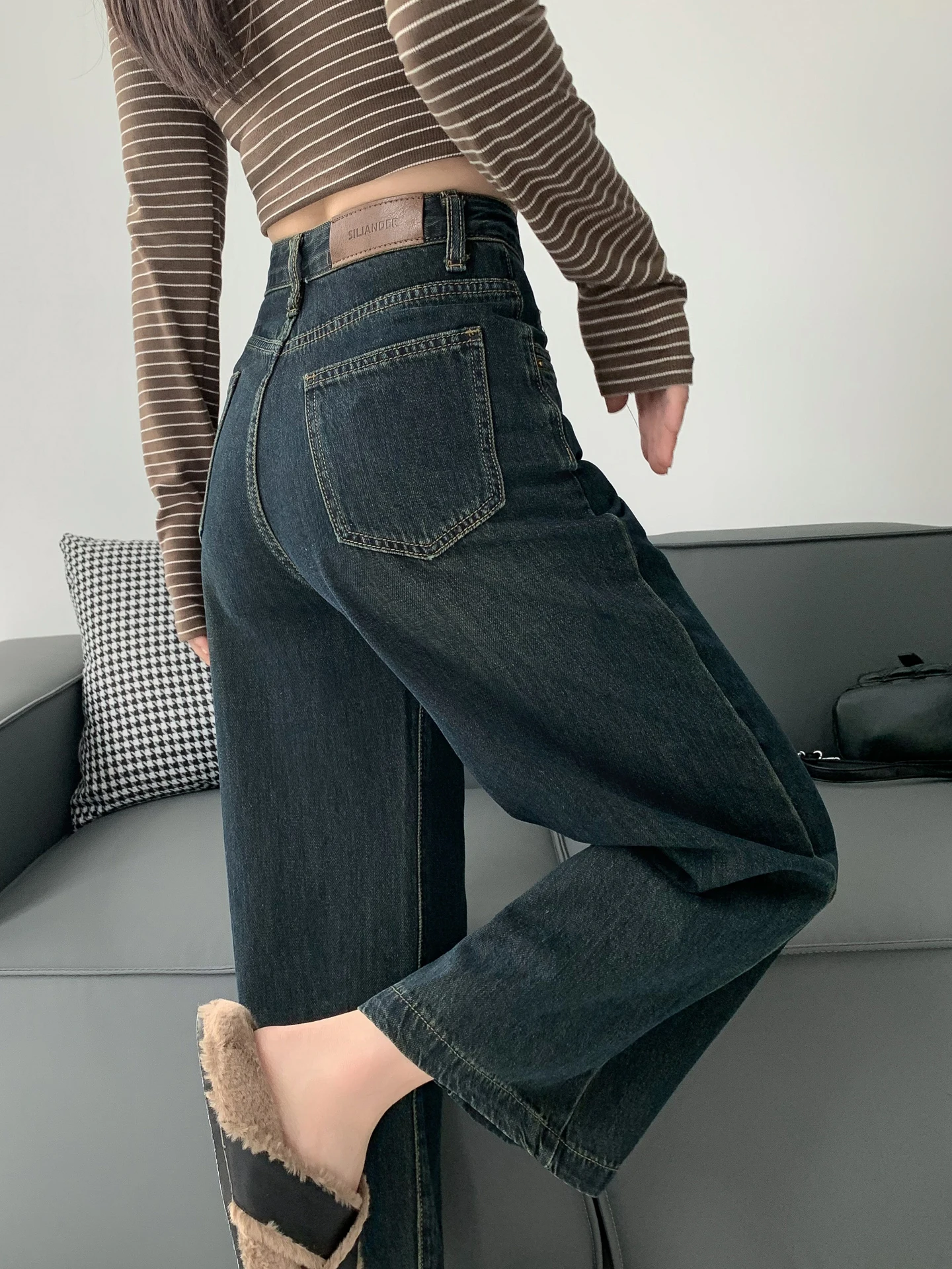 Ретро-джинсы из синего денима для женщин, весенне-осенние, с высокой талией, прямые, свободные, утягивающие, широкие брюки, маленький размер
Ретро-джинсы из синего денима для женщин, весенне-осенние, с высокой талией, прямые, свободные, утягивающие, широкие брюки, маленький размер