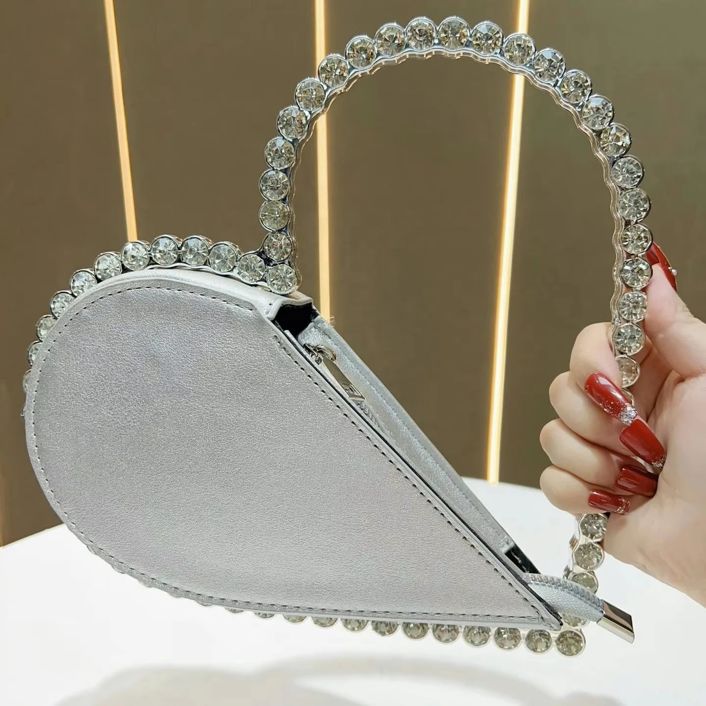 2025 Summer Heart Shape Clutch Bag Rhinestone Evening Handbag Fashion Purses Ladies Heart Purse Bag for Wedding Party Handbags
2025 Summer Heart Shape Clutch Bag Rhinestone Evening Handbag Fashion Purses Ladies Heart Purse Bag for Wedding Party Handbags