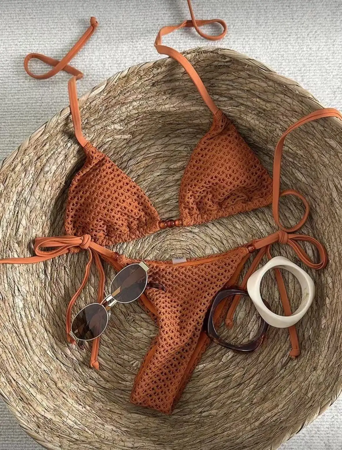 Сексуальные купальники с вырезами и микро-бисером, комплекты из двух частей, стринги, с завязками на шее, пляжная одежда, купальники, бикини
Сексуальные купальники с вырезами и микро-бисером, комплекты из двух частей, стринги, с завязками на шее, пляжная одежда, купальники, бикини