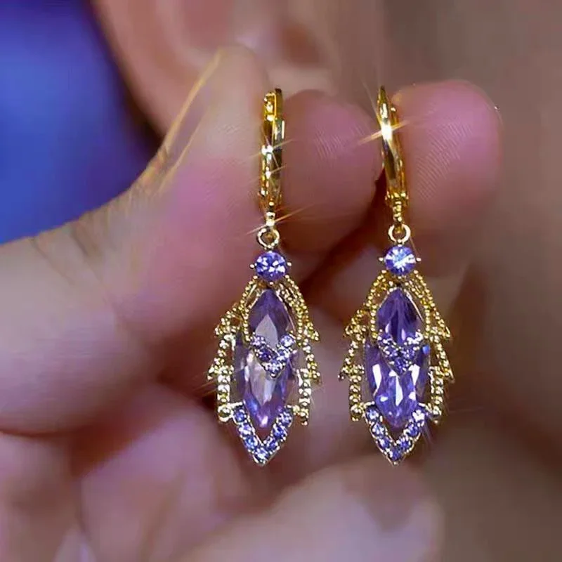 Exquisite Rhinestone Leaves Pendant Gold Color Earrings for Women New Fashion Trend Elegant Ladies Party Jewelry Birthday Gift
Exquisite Rhinestone Leaves Pendant Gold Color Earrings for Women New Fashion Trend Elegant Ladies Party Jewelry Birthday Gift