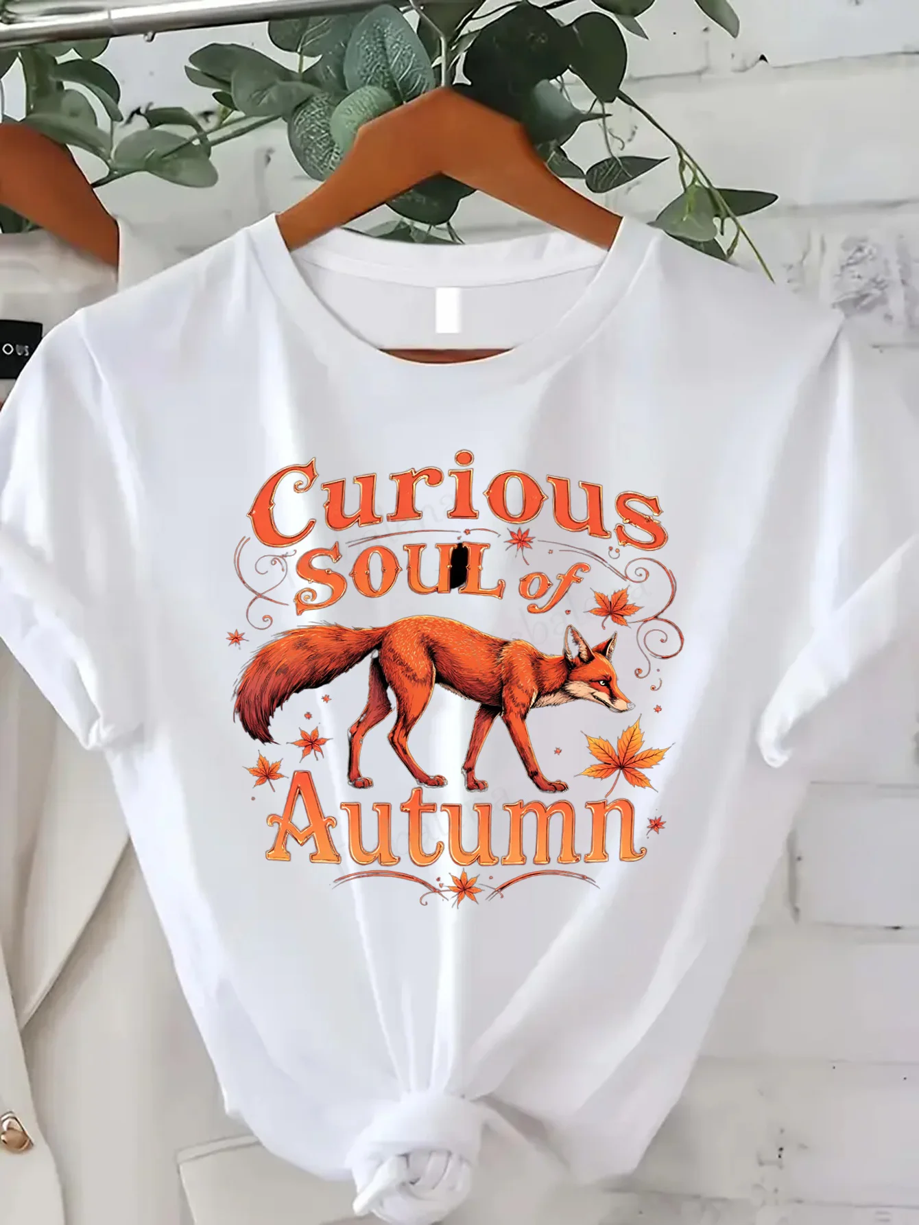 Удобная женская футболка с принтом «Curious Soul of Autumn: женская футболка с рисунком лисы и листьев»
Удобная женская футболка с принтом «Curious Soul of Autumn: женская футболка с рисунком лисы и листьев»
