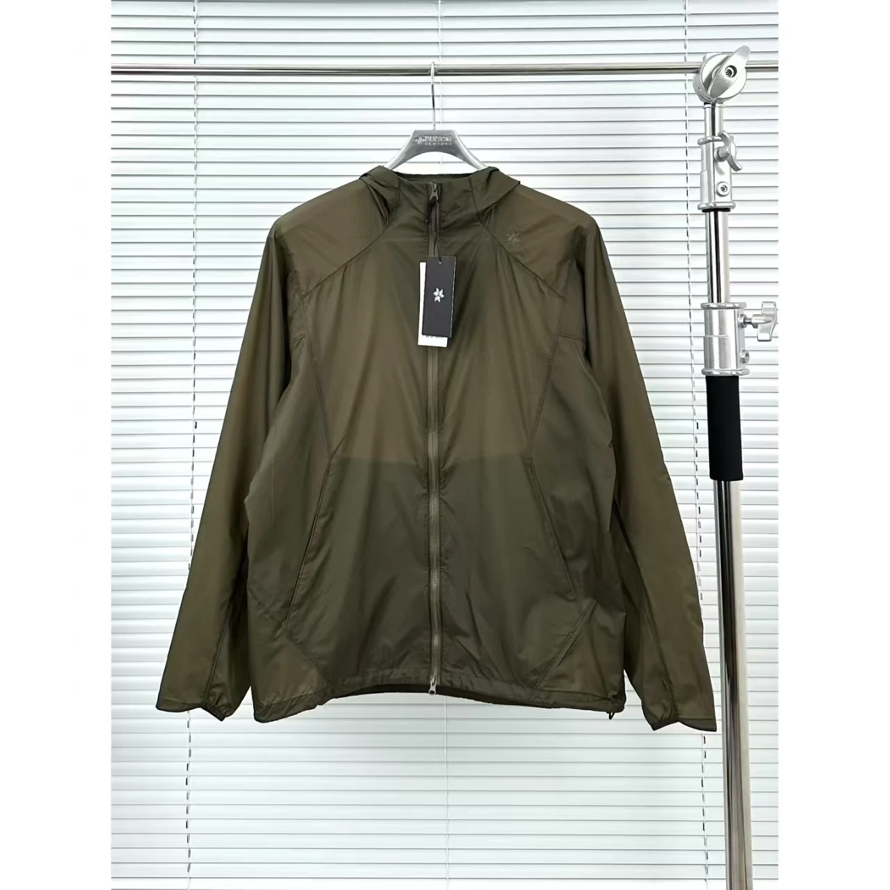 Solid Color Goldwin Sunscreen Zipper Hooded Jacket Japanese Men Women Thin Climbing Cycling Runing Waterproof Windproof Jackets
Solid Color Goldwin Sunscreen Zipper Hooded Jacket Japanese Men Women Thin Climbing Cycling Runing Waterproof Windproof Jackets