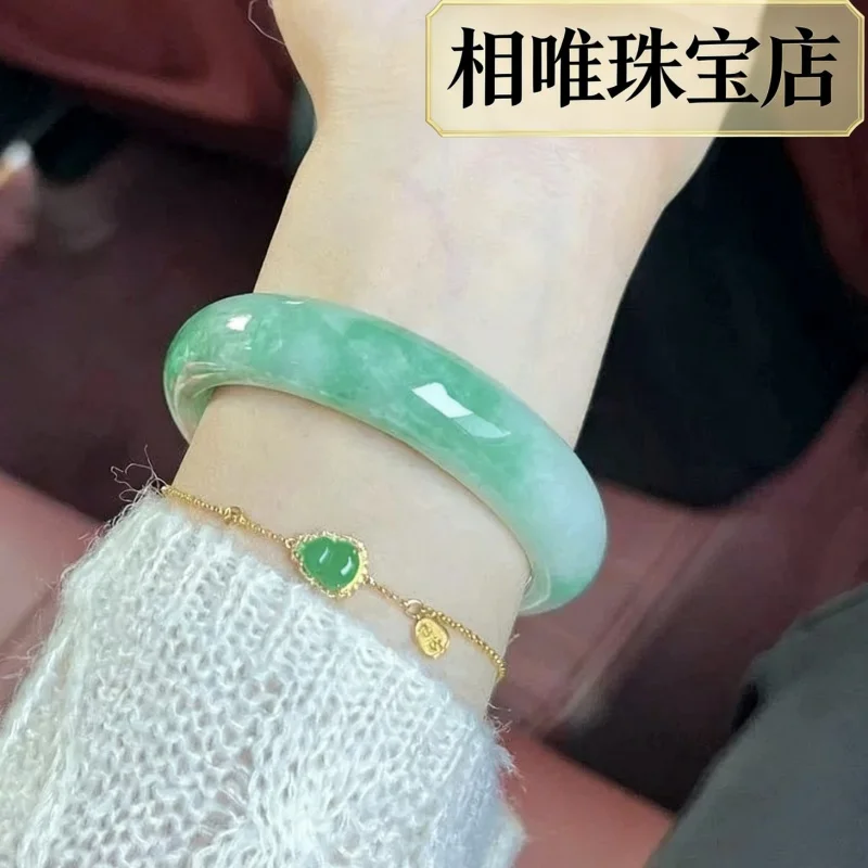 Ice white base and markings, bright green with floral patterns, jadeite bracelet fo
Ice white base and markings, bright green with floral patterns, jadeite bracelet fo