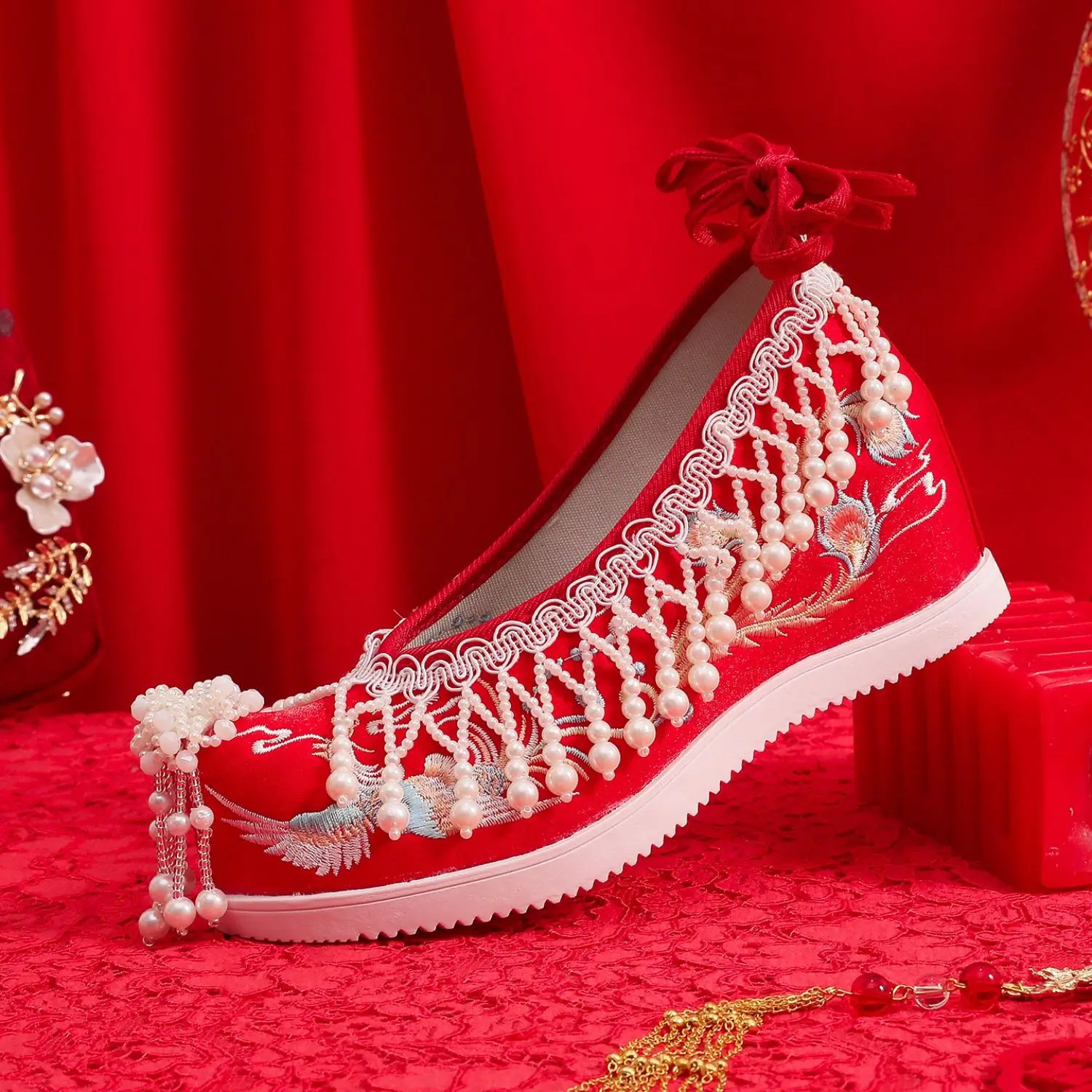 Женские туфли Xiuhe с жемчужными кисточками, свадебные, в старинном китайском стиле, с вышивкой
Женские туфли Xiuhe с жемчужными кисточками, свадебные, в старинном китайском стиле, с вышивкой