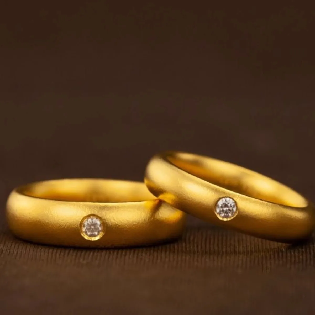 Простая кольцо унисекс из 24-каратного золота с бриллиантами, AU999 | Гладкая лента с алмазным кластером, гравировкой «Eternity» и скрытым лунным мотивом.
Простая кольцо унисекс из 24-каратного золота с бриллиантами, AU999 | Гладкая лента с алмазным кластером, гравировкой «Eternity» и скрытым лунным мотивом.